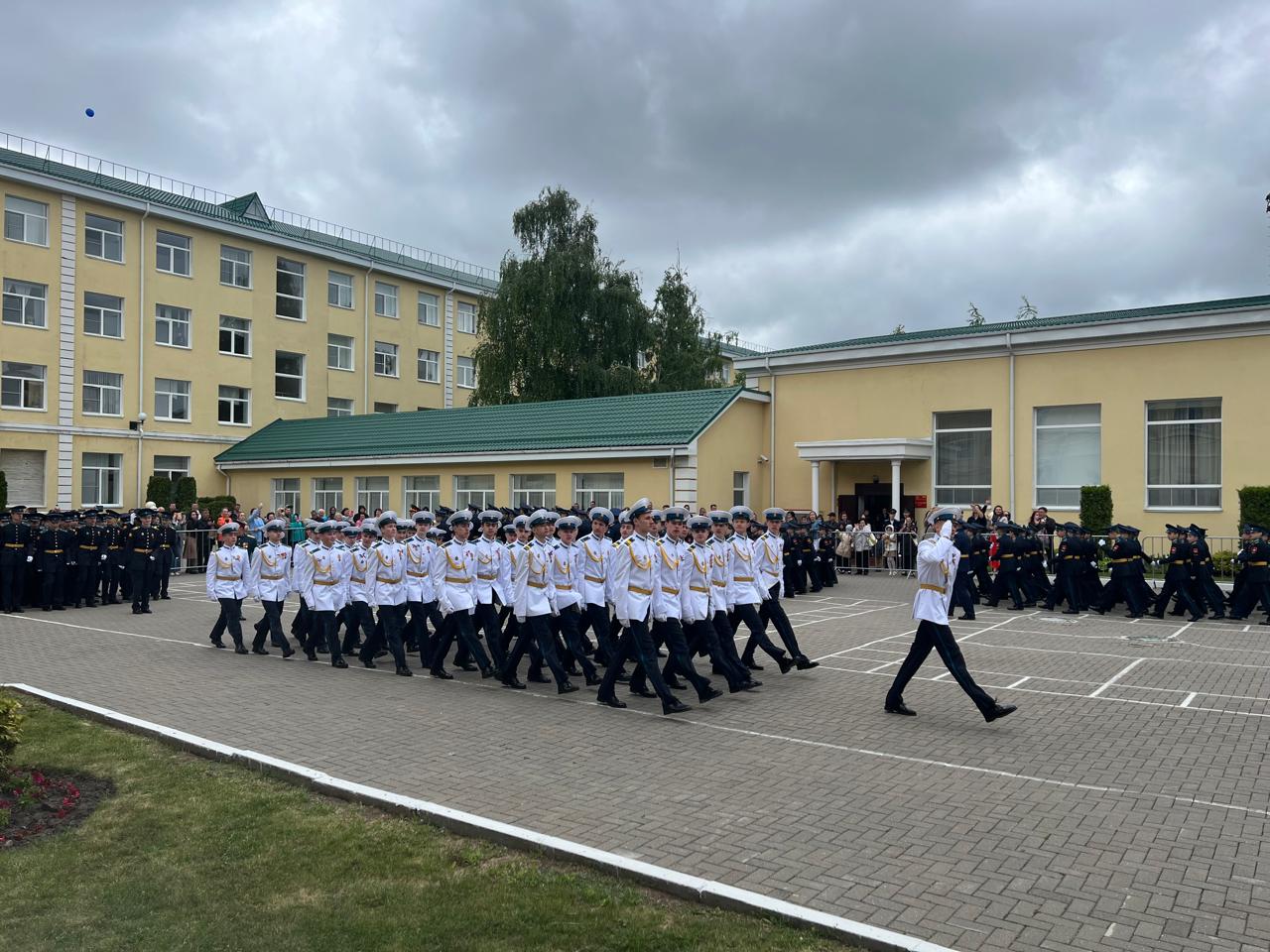 Сергей Шевелев поздравил выпускников кадетского училища с Последним звонком