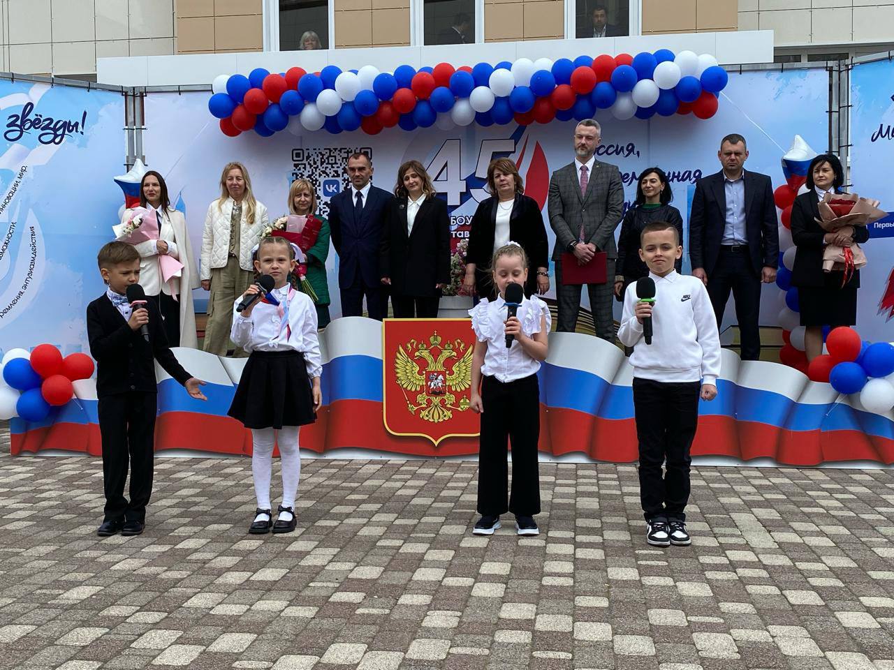Краевые депутаты поздравили выпускников с окончанием школы