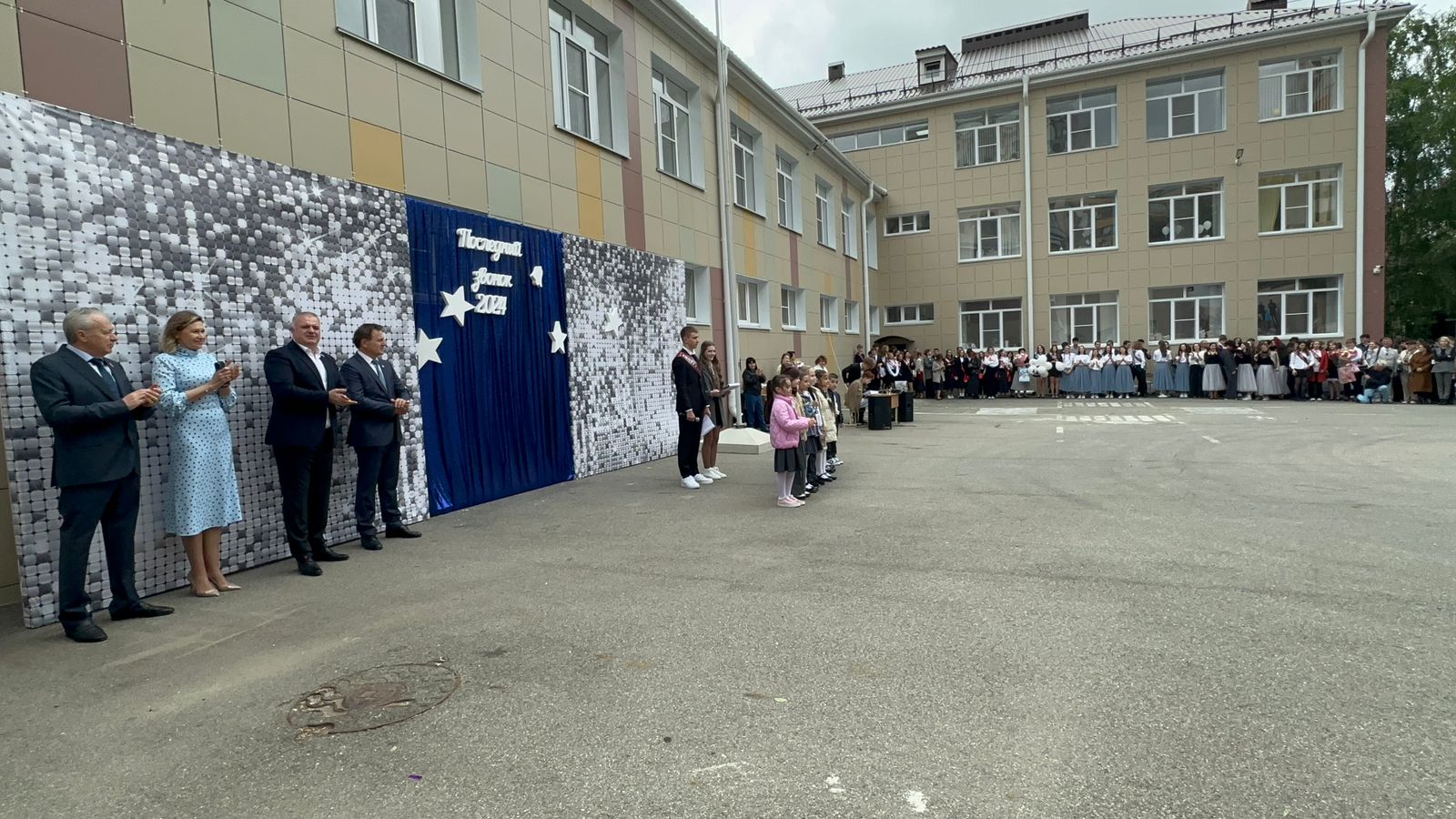Краевые депутаты поздравили выпускников с окончанием школы