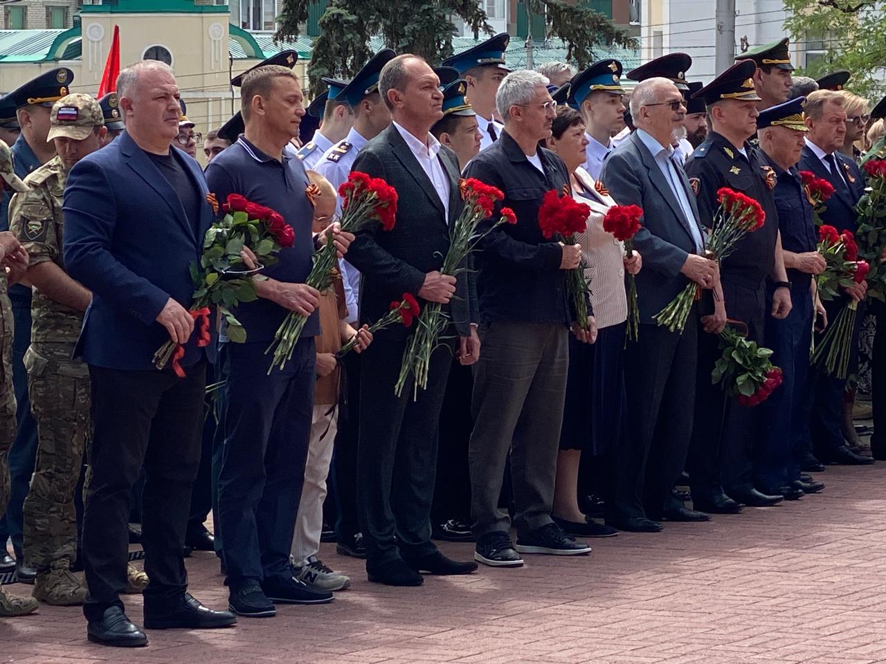 Депутаты Думы Ставрополья возложили цветы к мемориалу «Вечная слава»