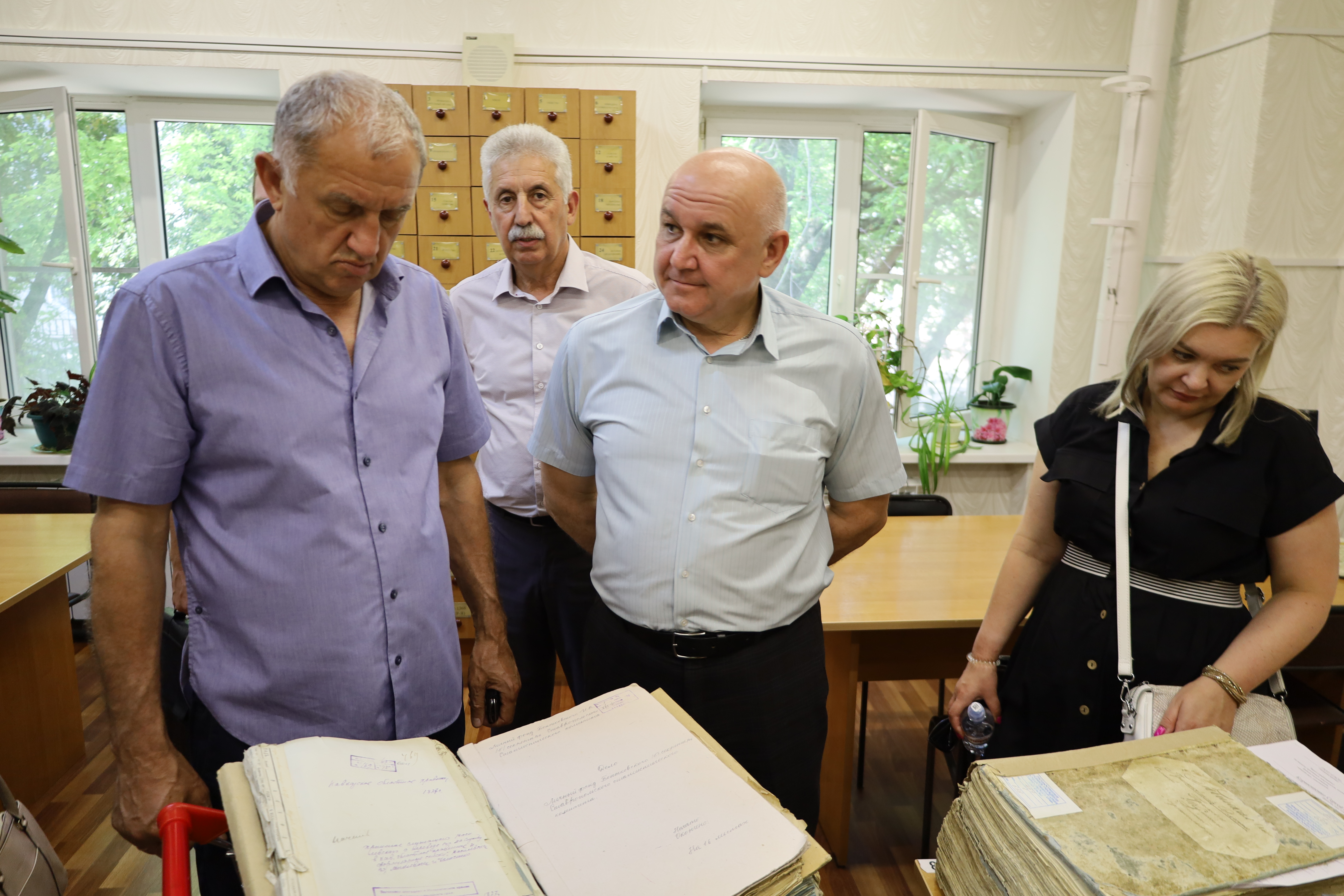 Краевые депутаты ознакомились с организацией архивного дела в государственных архивах региона