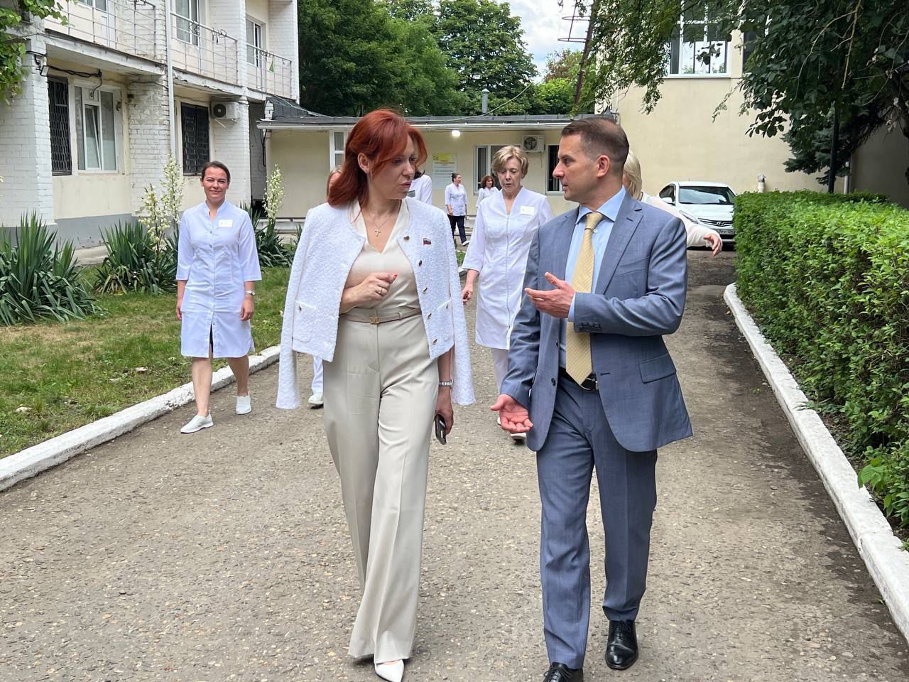 Федеральные и краевые депутаты обсудили актуальные проблемы предоставления мер социальной поддержки гражданам