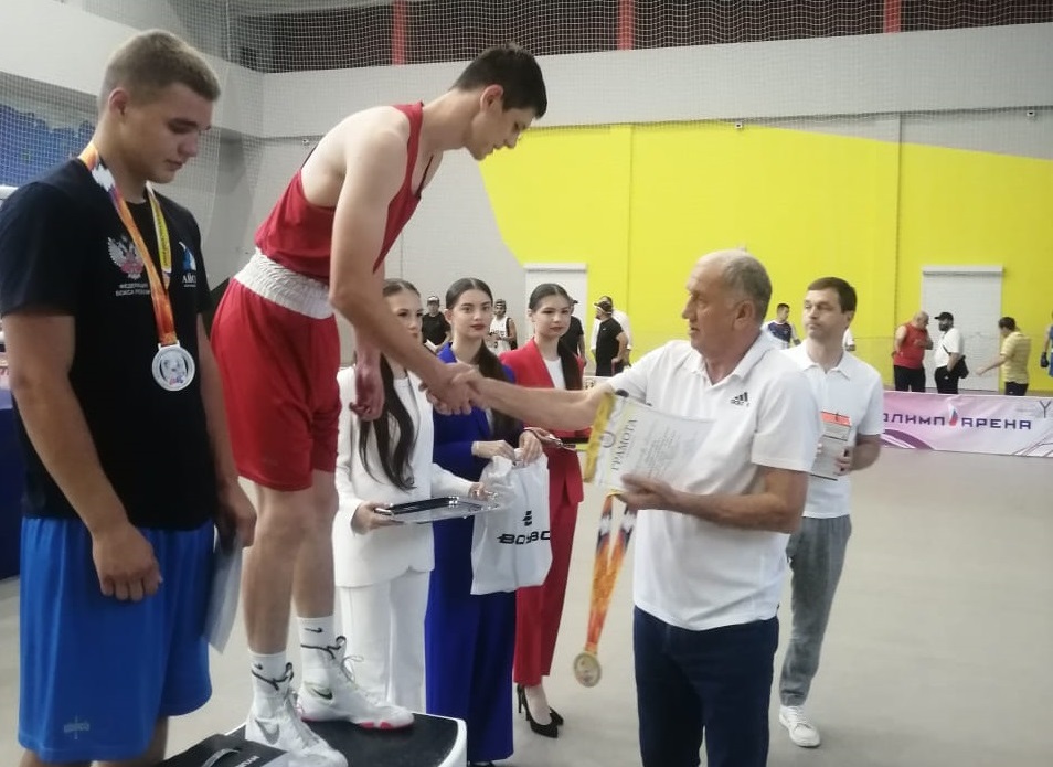 Игорь Андрющенко вручил ставропольской команде кубок победителей Всероссийских соревнований по боксу