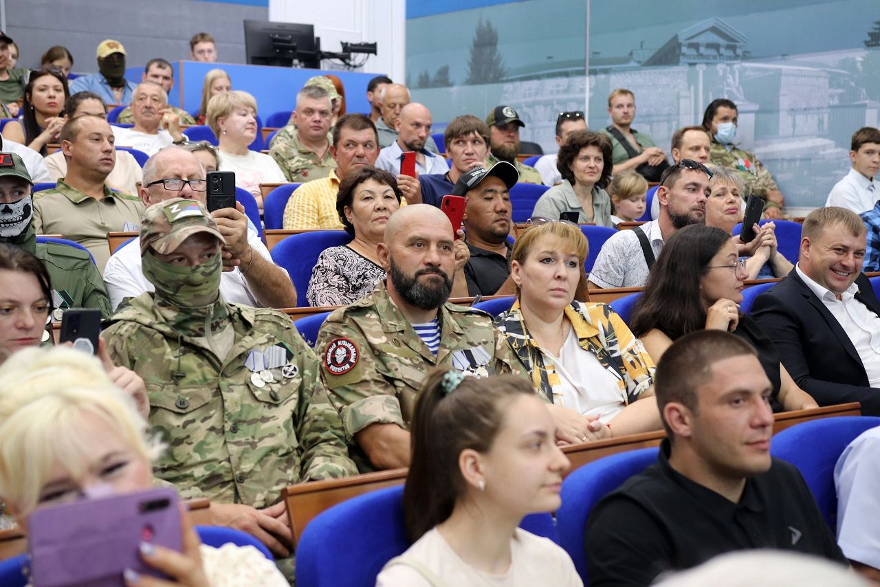 Депутат Сергей Шевелев вручил участникам СВО удостоверения ветерана боевых действий
