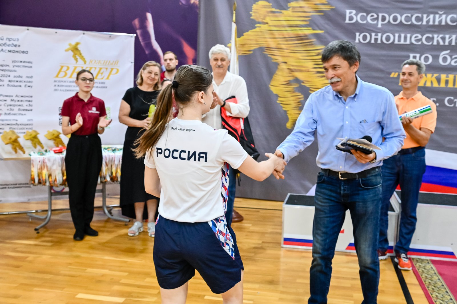 Итоги всероссийского юниорского и юношеского турнира по бадминтону «Южный ветер» подведены