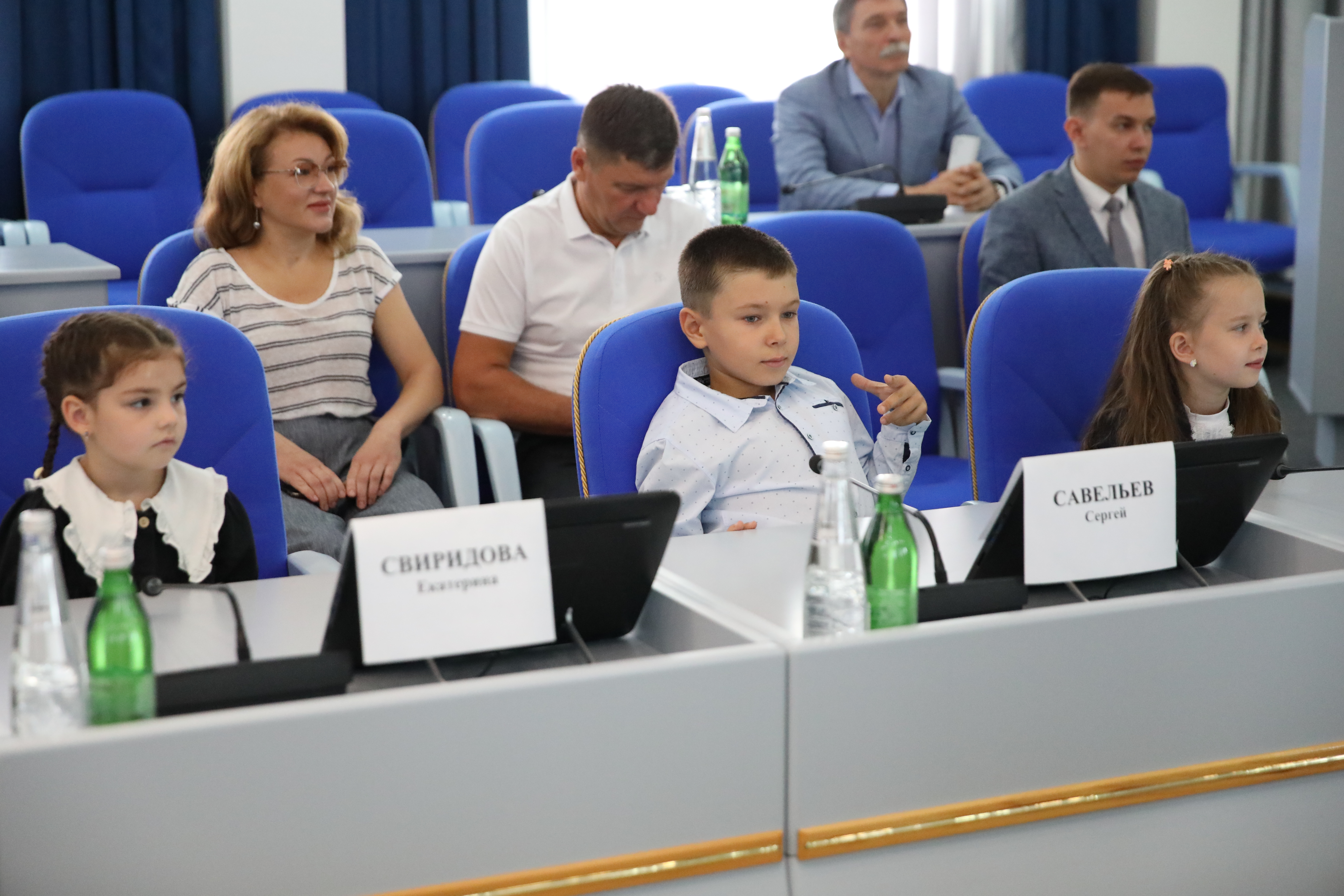 Николай Великдань вручил портфели будущим первоклассникам
