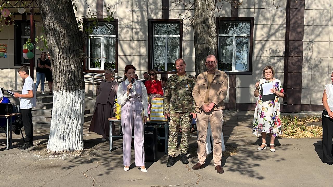 Краевые депутаты поздравили учащихся  Антрацитовского района ЛНР с Днем знаний