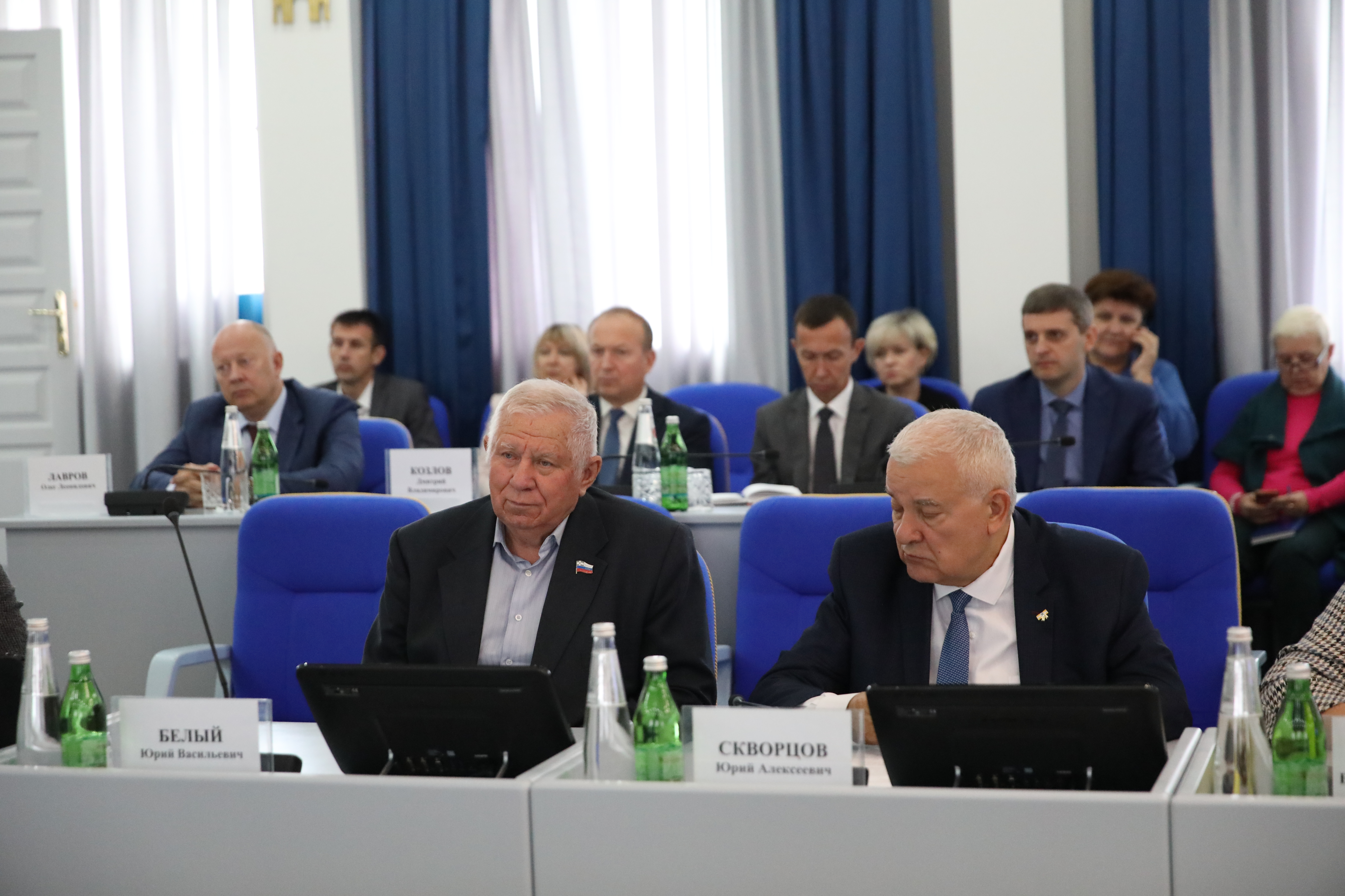 В Думе края продолжается подготовка к предстоящему заседанию