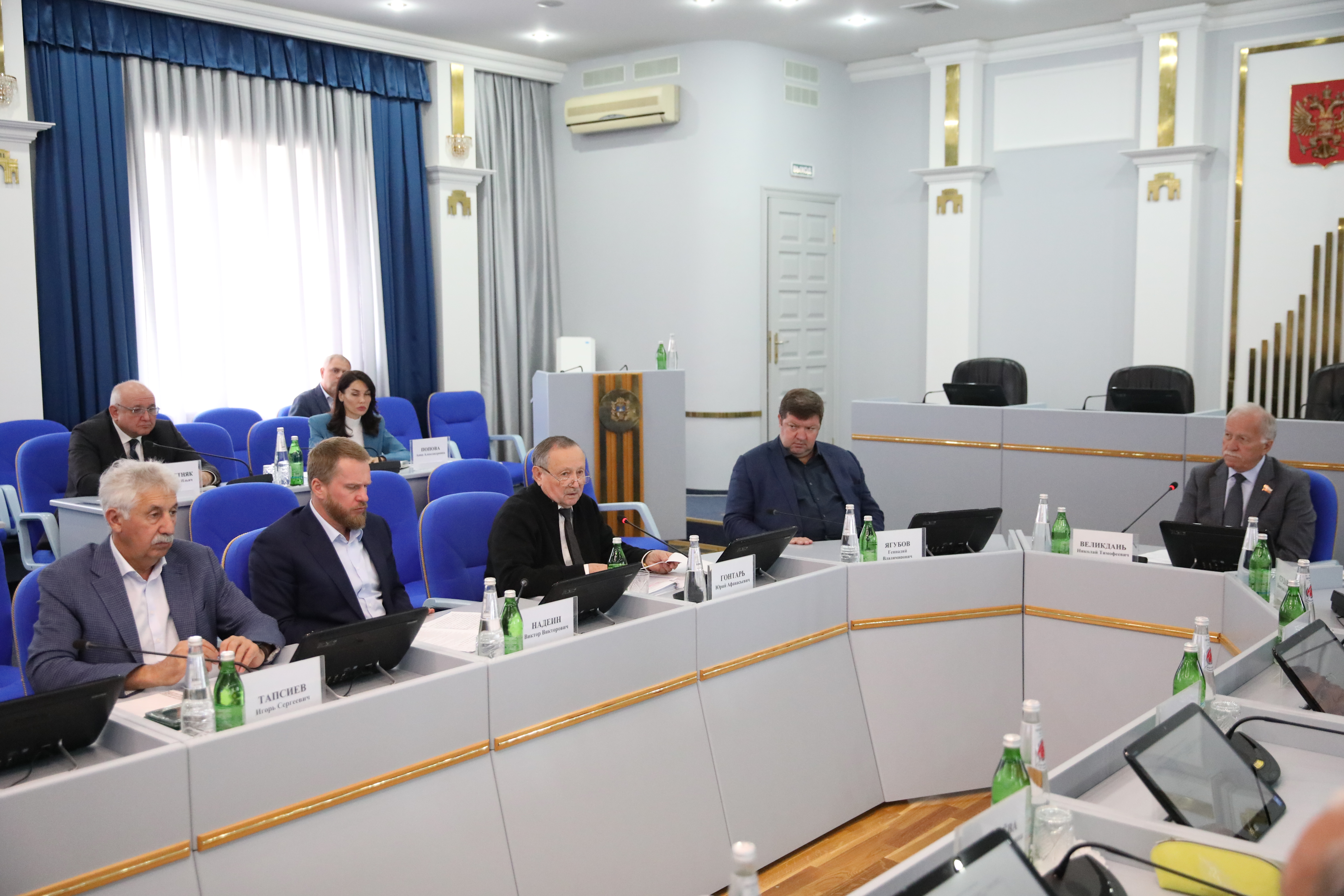 В Думе края продолжается подготовка к предстоящему заседанию