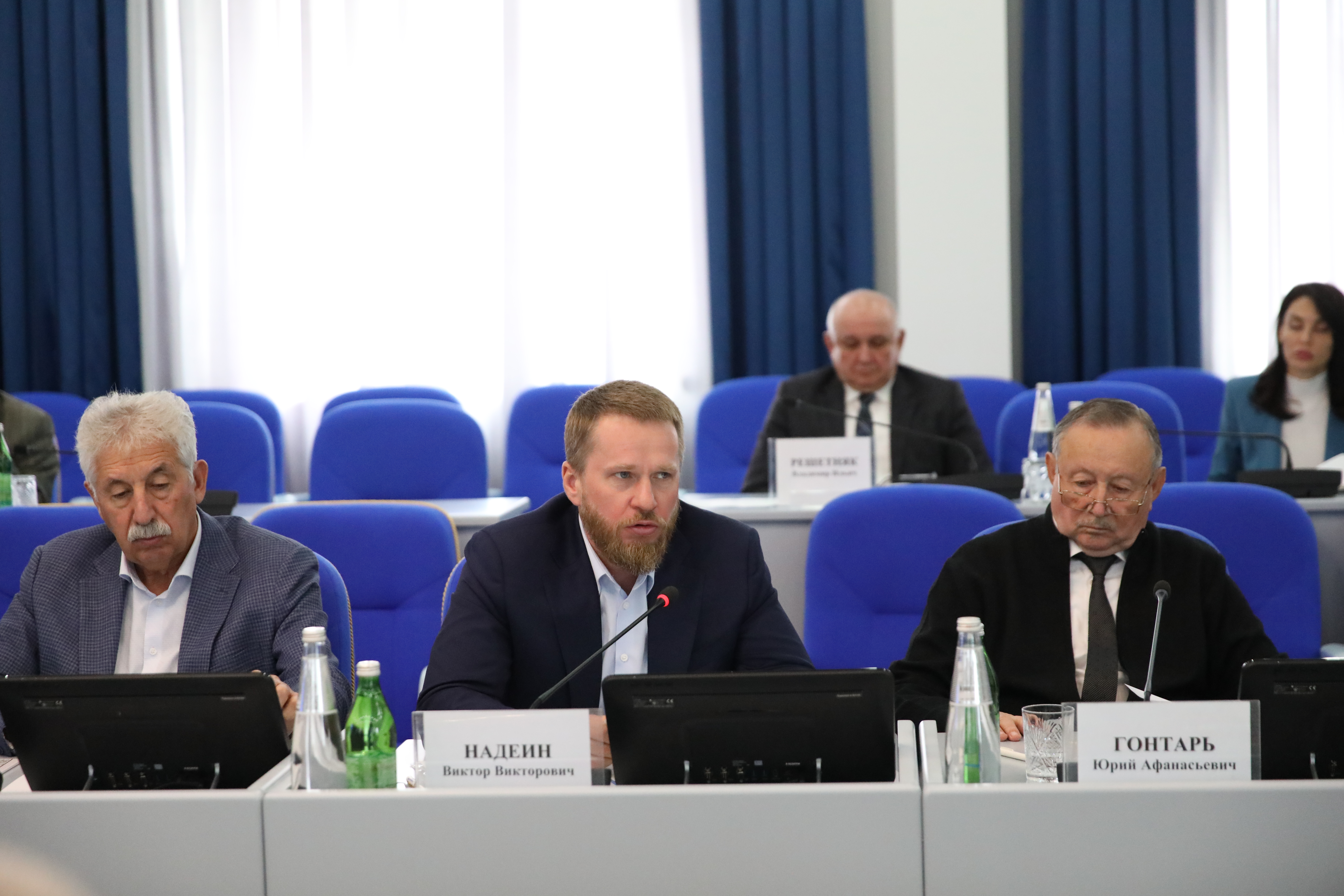 В Думе края продолжается подготовка к предстоящему заседанию