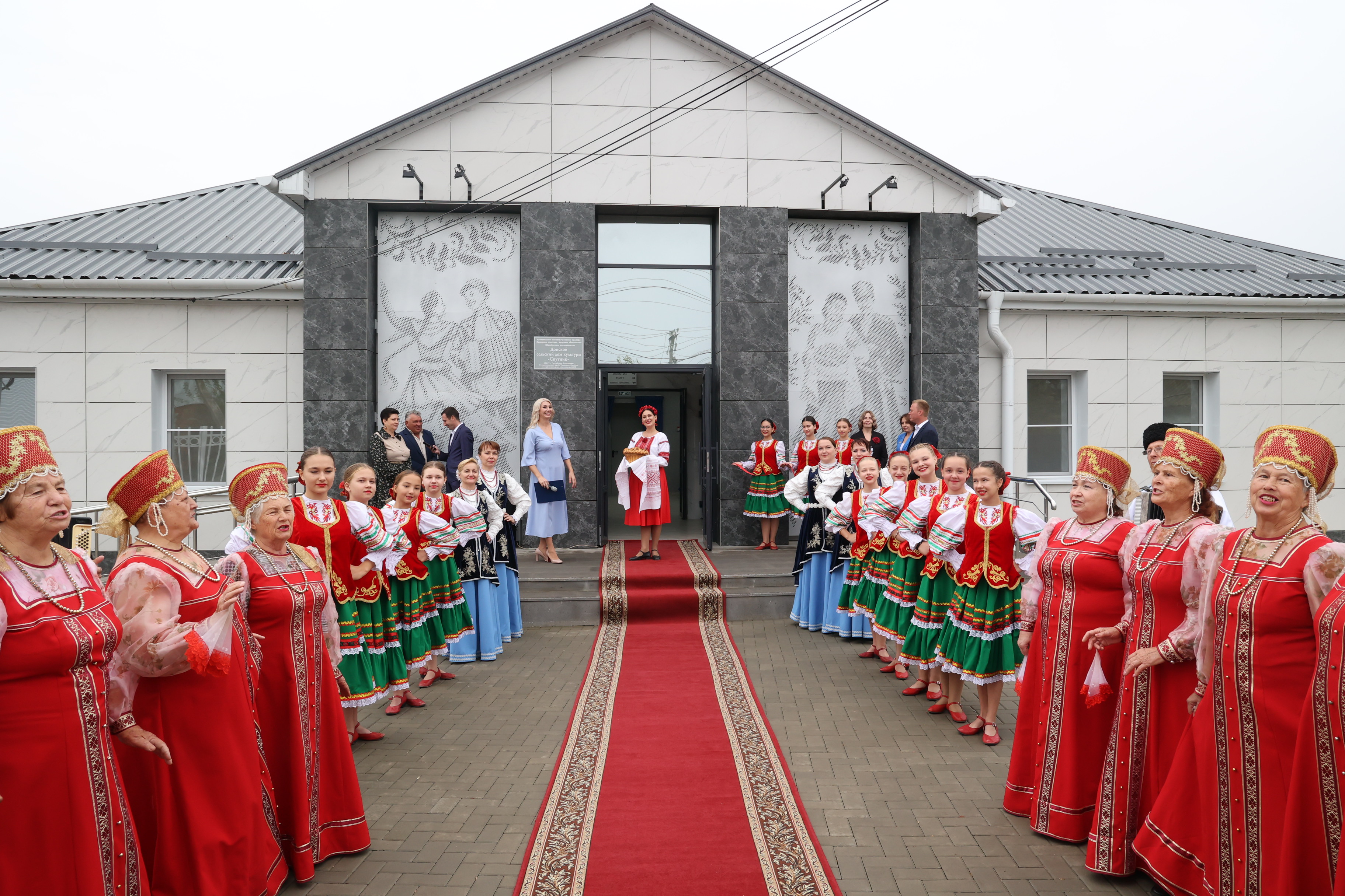 Николай Великдань открыл Дом культуры, отремонтированный по наказу жителей
