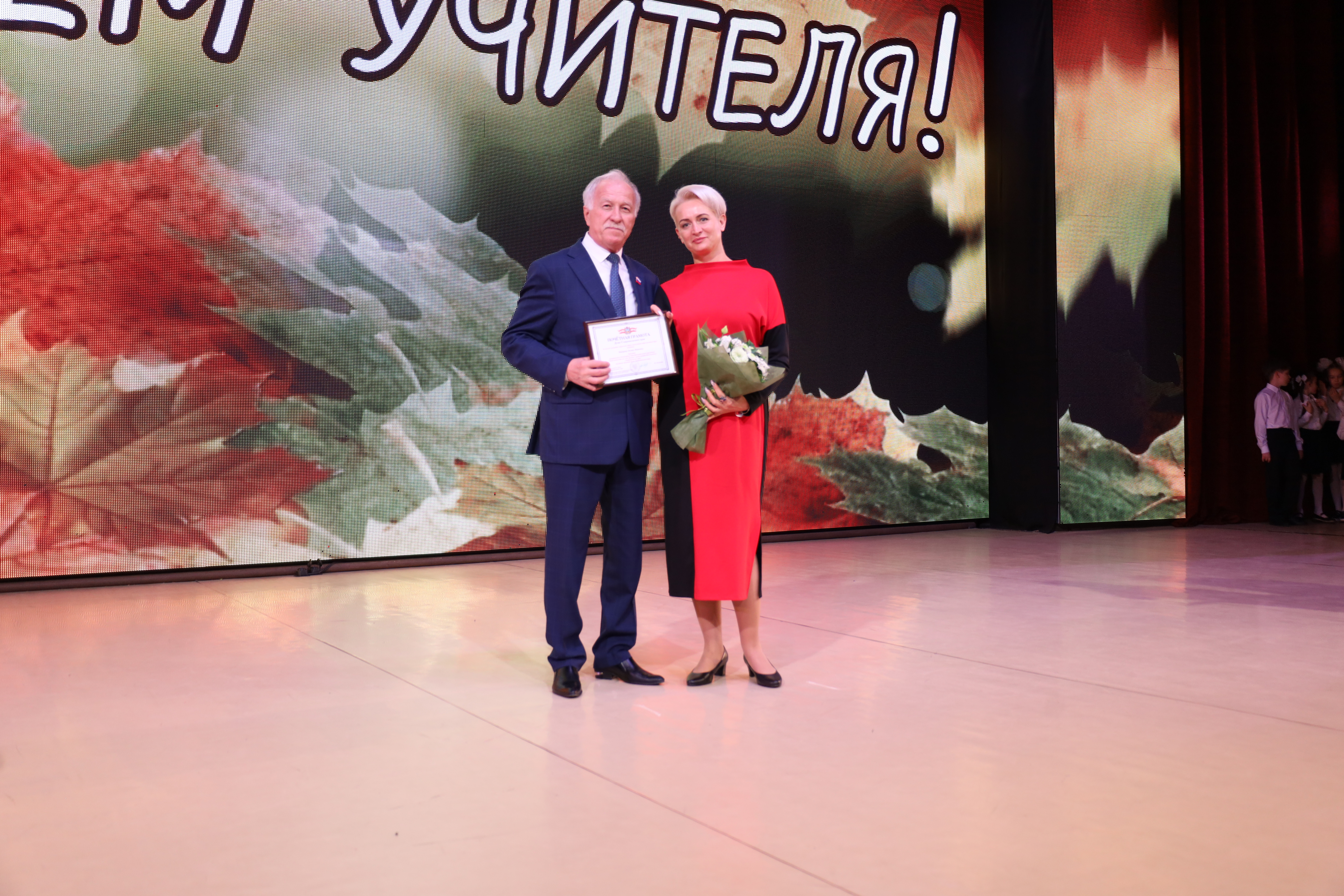 Николай Великдань вручил награды  краевой Думы лучшим учителям Ставрополья