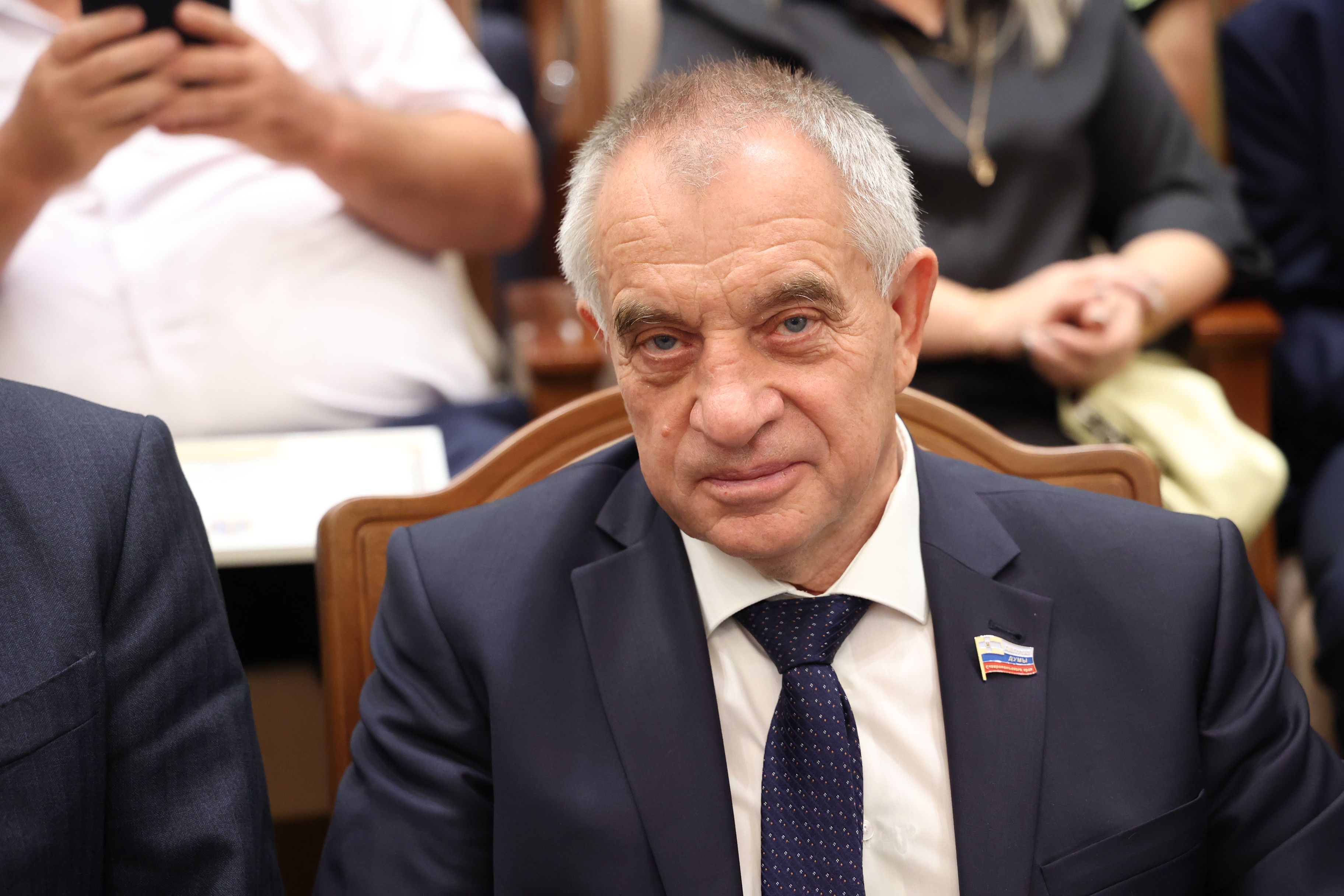 Виктор Гончаров вручил награды Думы края лучшим дорожникам и автомобилистам Ставрополья