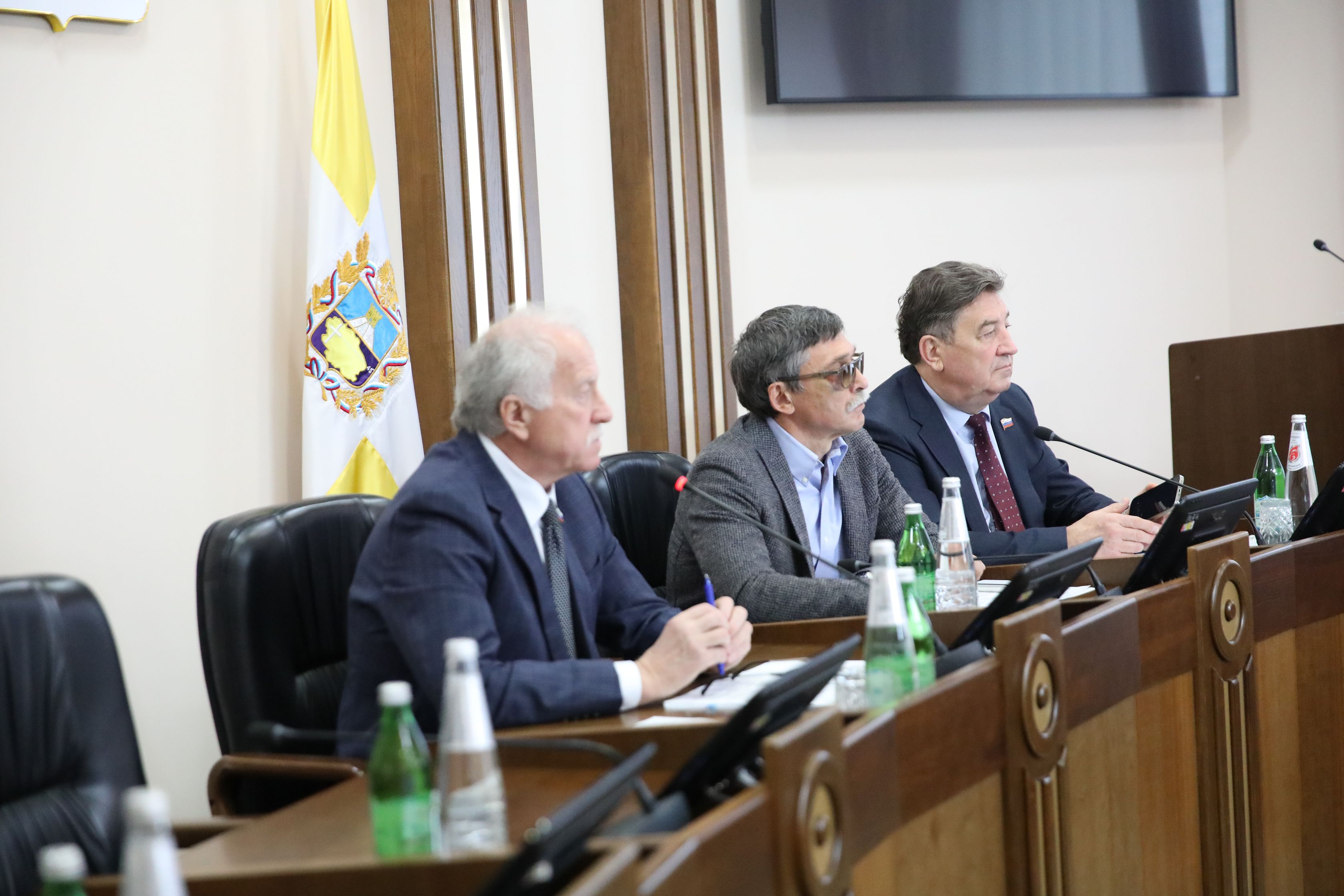 В комитетах краевого парламента идет работа над законопроектами к октябрьскому заседанию Думы