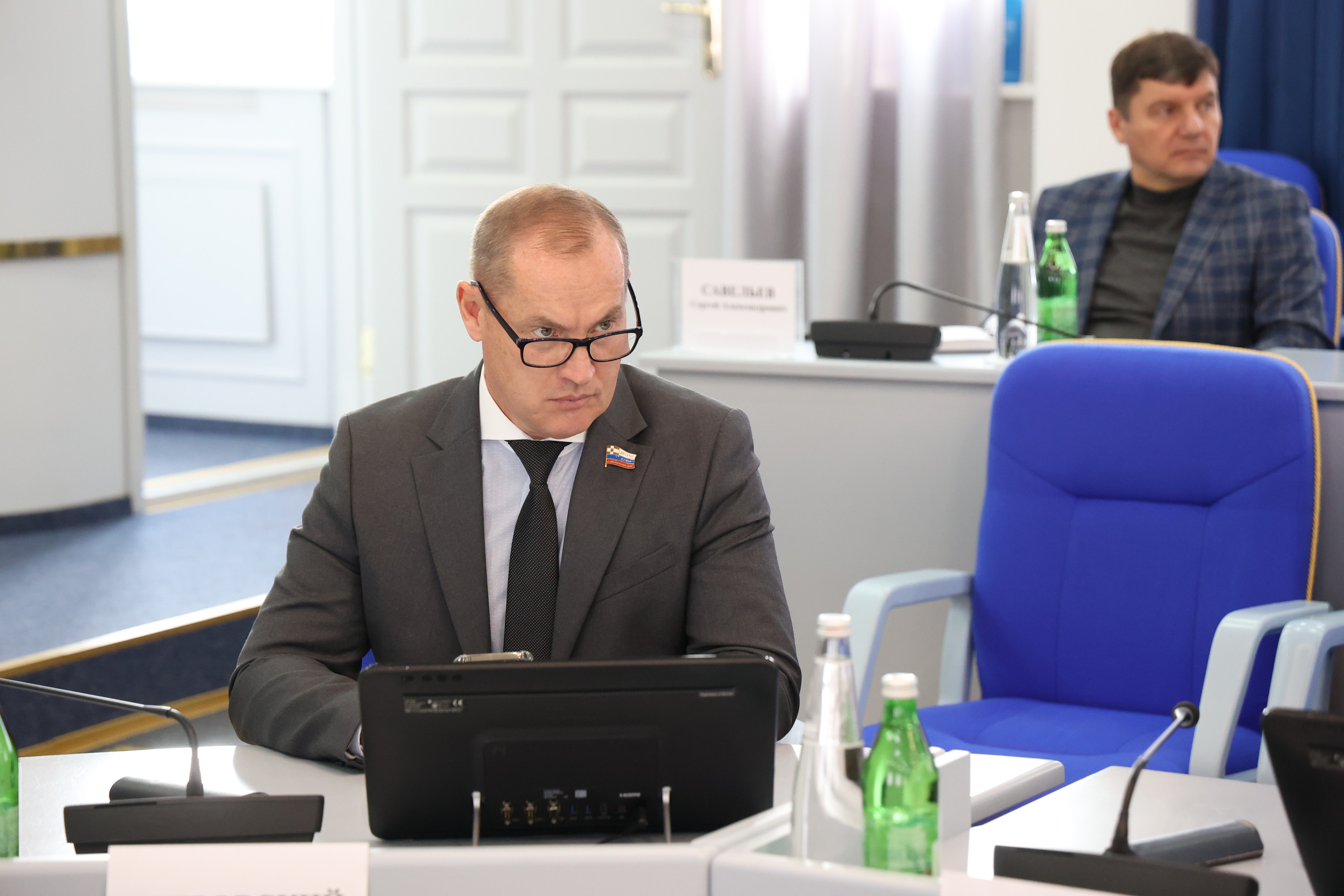 Депутаты работают над проектом закона, регулирующим вопросы стихийной парковки электросамокатов