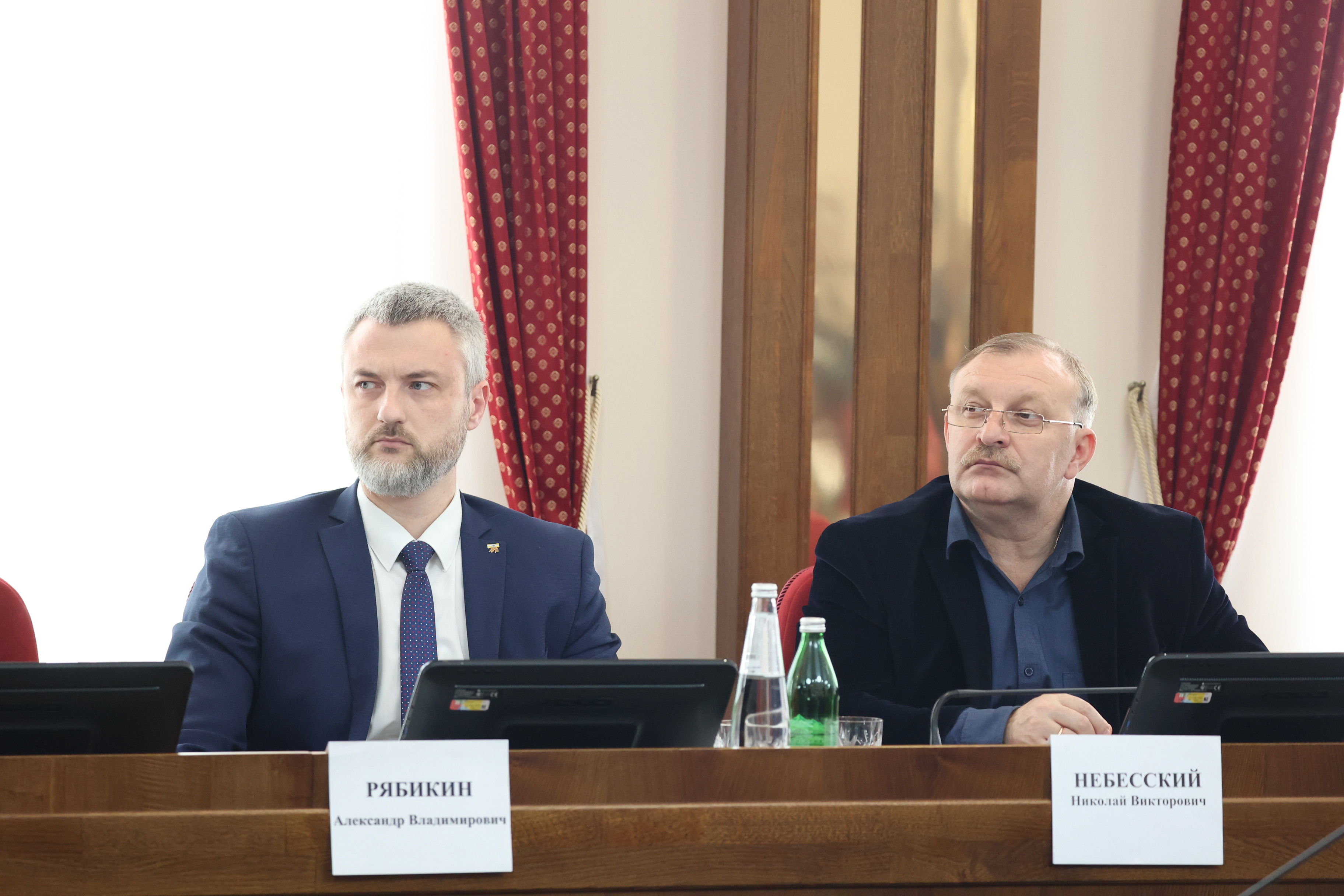 Вопросы финансирования строительства социально значимых объектов обсудили члены комитета по промышленности
