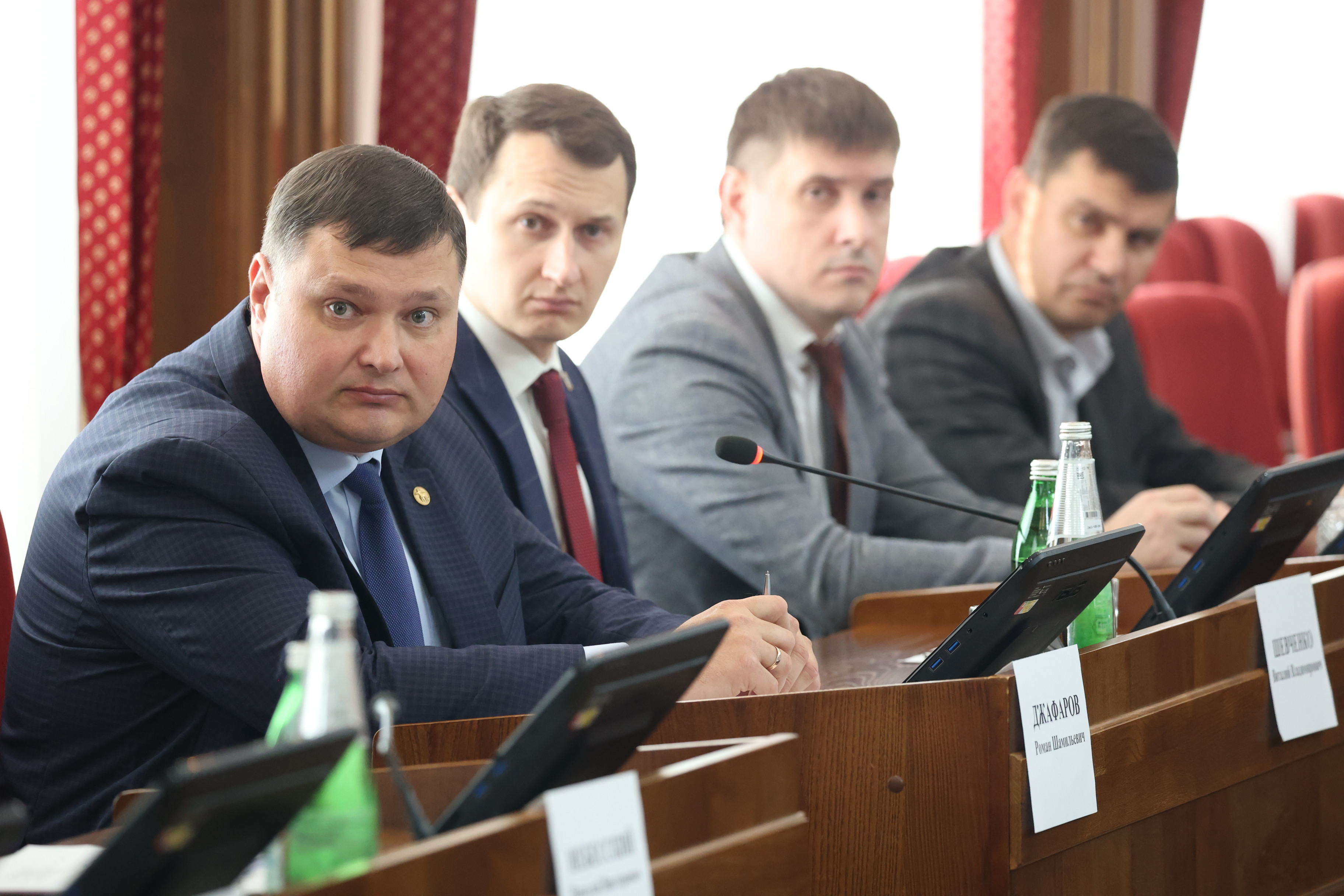 Вопросы финансирования строительства социально значимых объектов обсудили члены комитета по промышленности