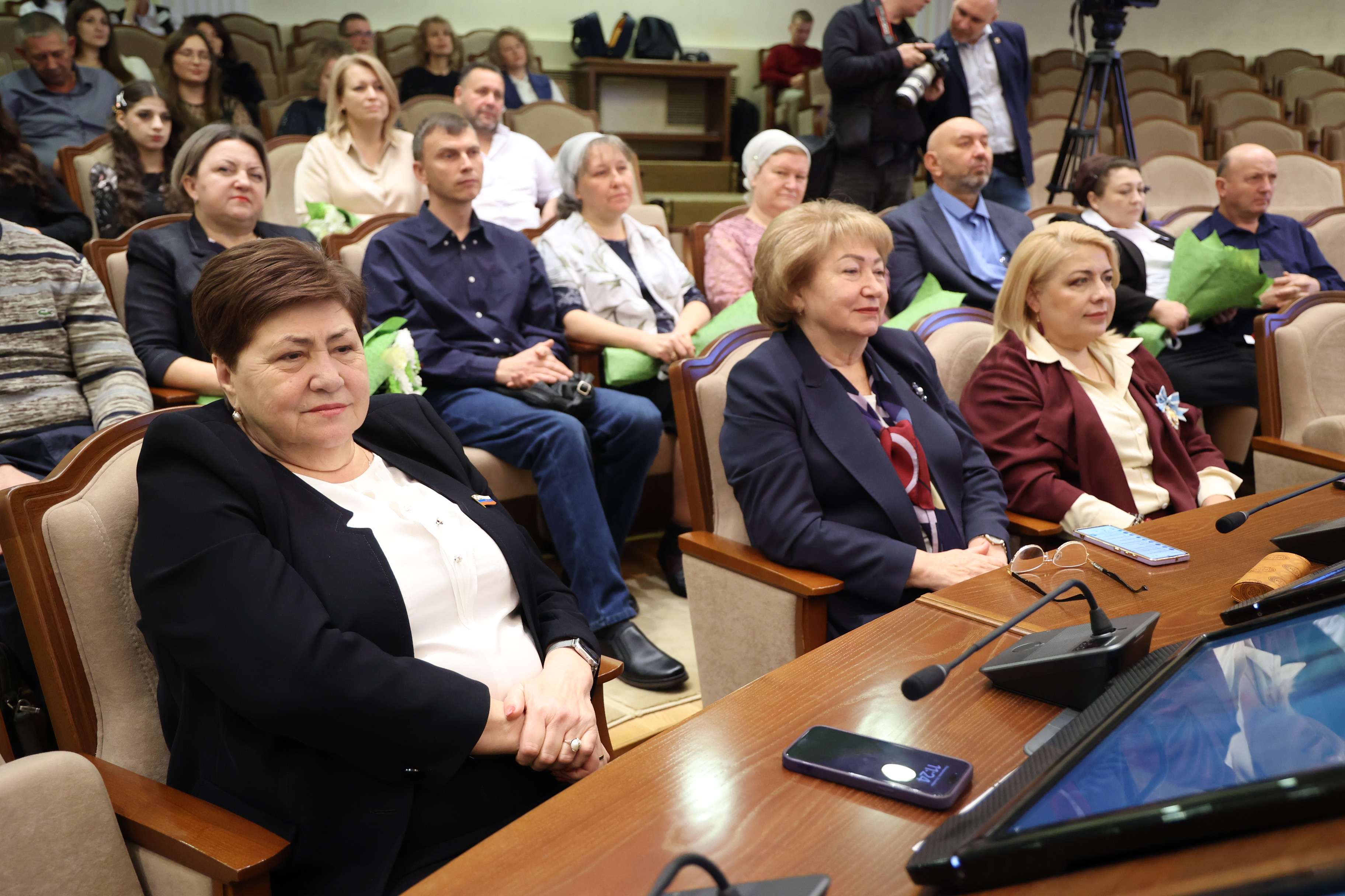Краевые депутаты вручили многодетным жительницам Ставрополья медали «Материнская слава»