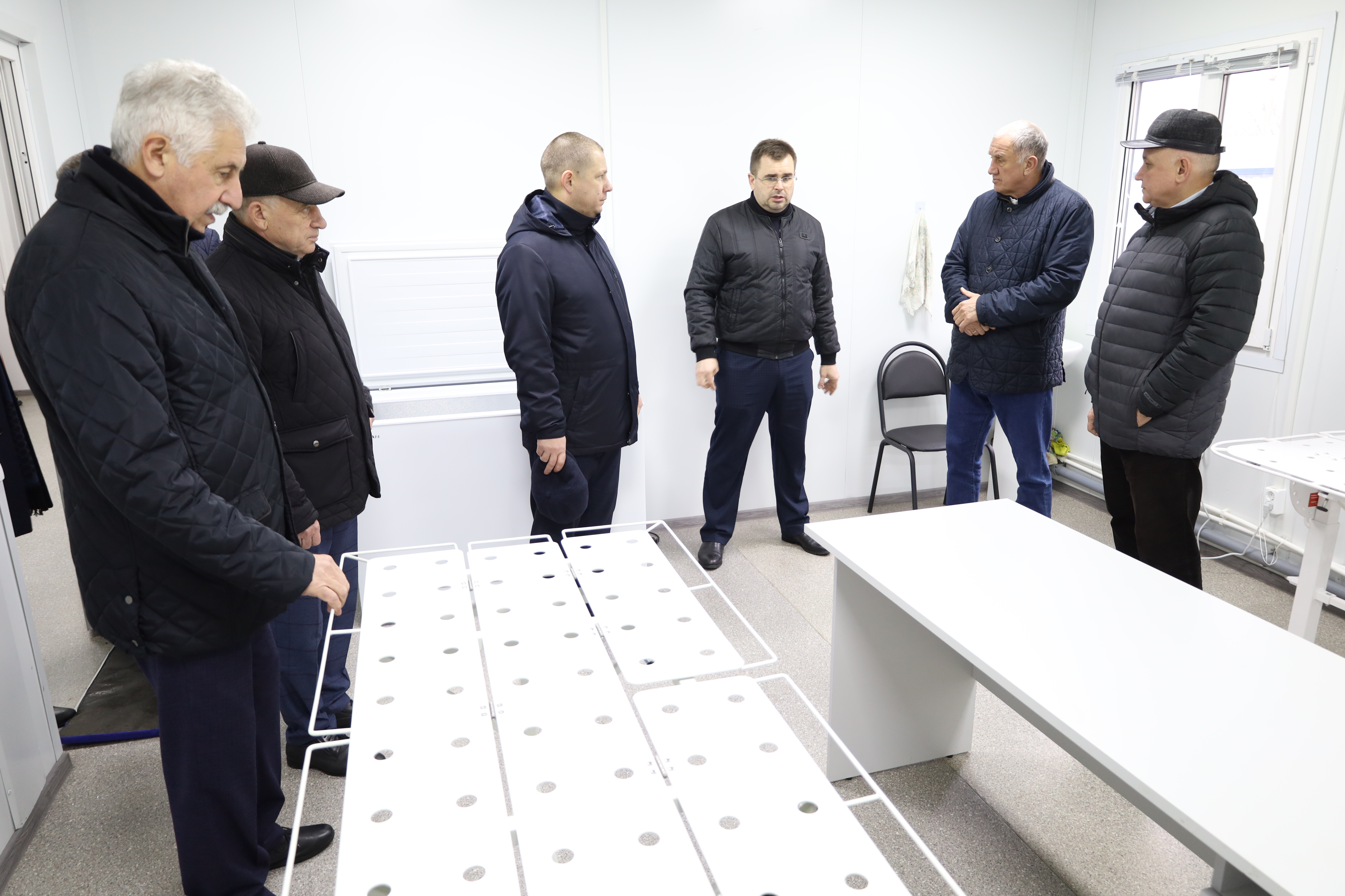 Краевые законодатели изучили работу пункта временного содержания животных в Изобильненском округе