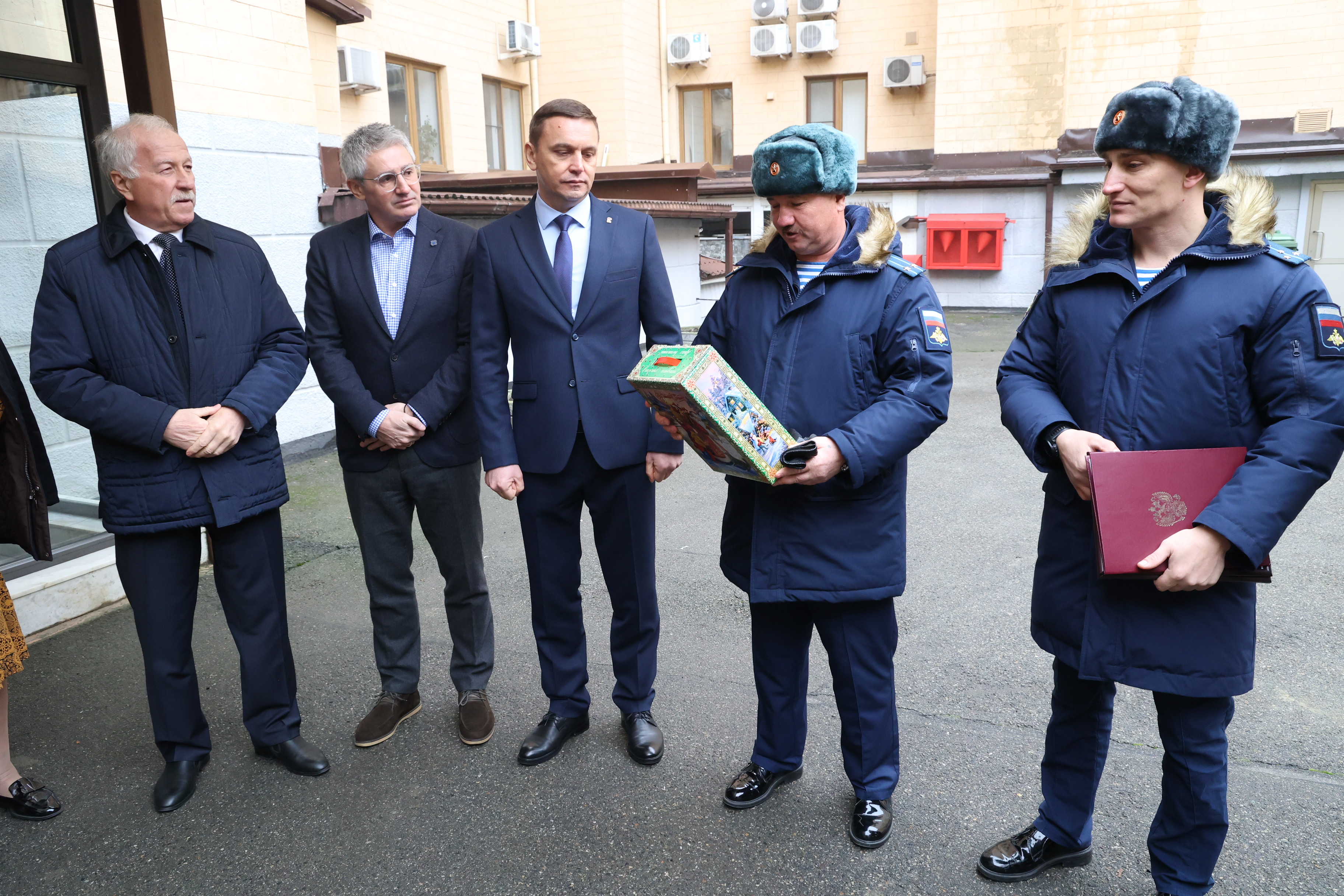 Краевые депутаты передали новогодние подарки детям ставропольских участников СВО