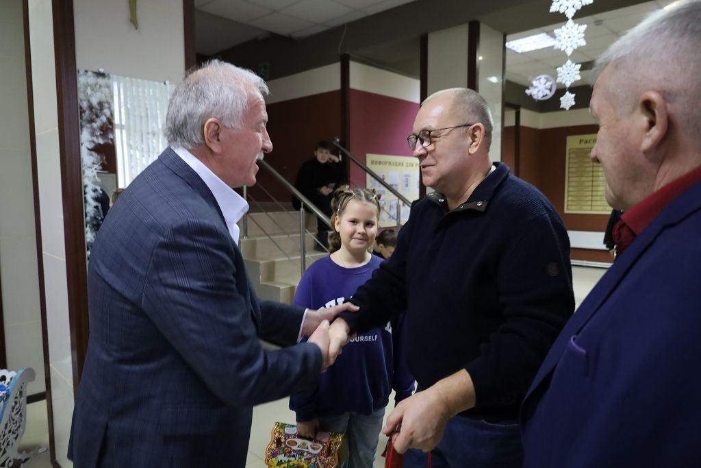 Николай Великдань поздравил с Новым годом детей Ипатовского округа и исполнил мечту маленькой участницы акции «Елка желаний»