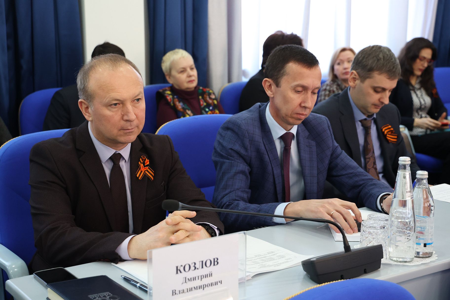 Краевые депутаты работают над вопросами повестки очередного заседания Думы