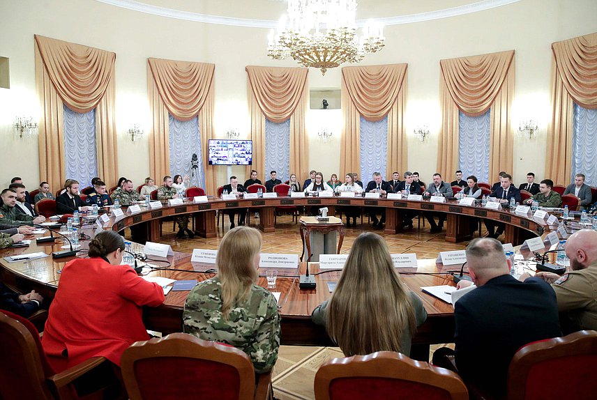 Депутат Михаил Макуха принял участие в дискуссии о роли участников СВО в патриотическом воспитании детей и молодежи