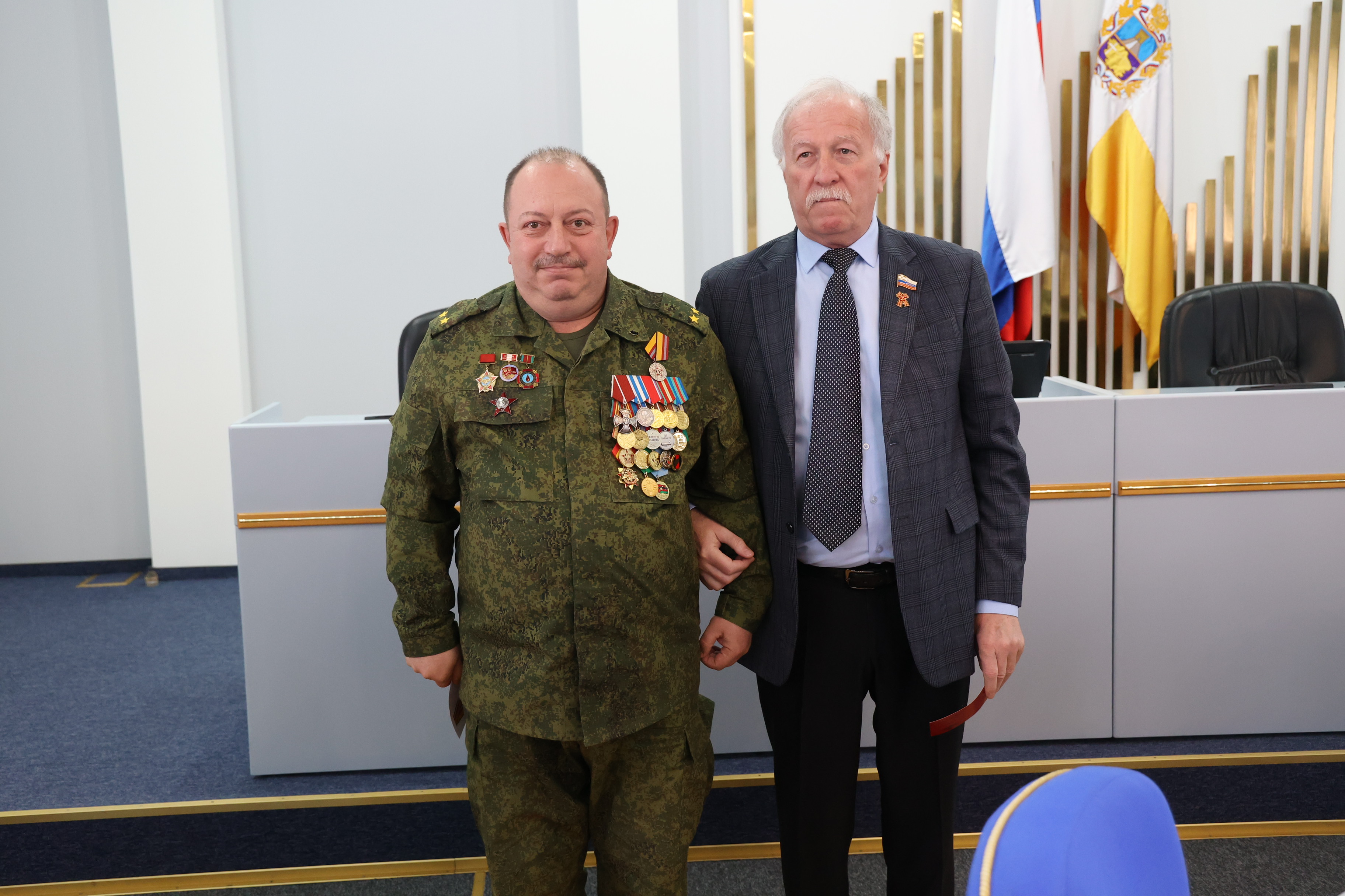Николай Великдань вручил медали Минобороны РФ представителям добровольческого отряда «Ставрополье»