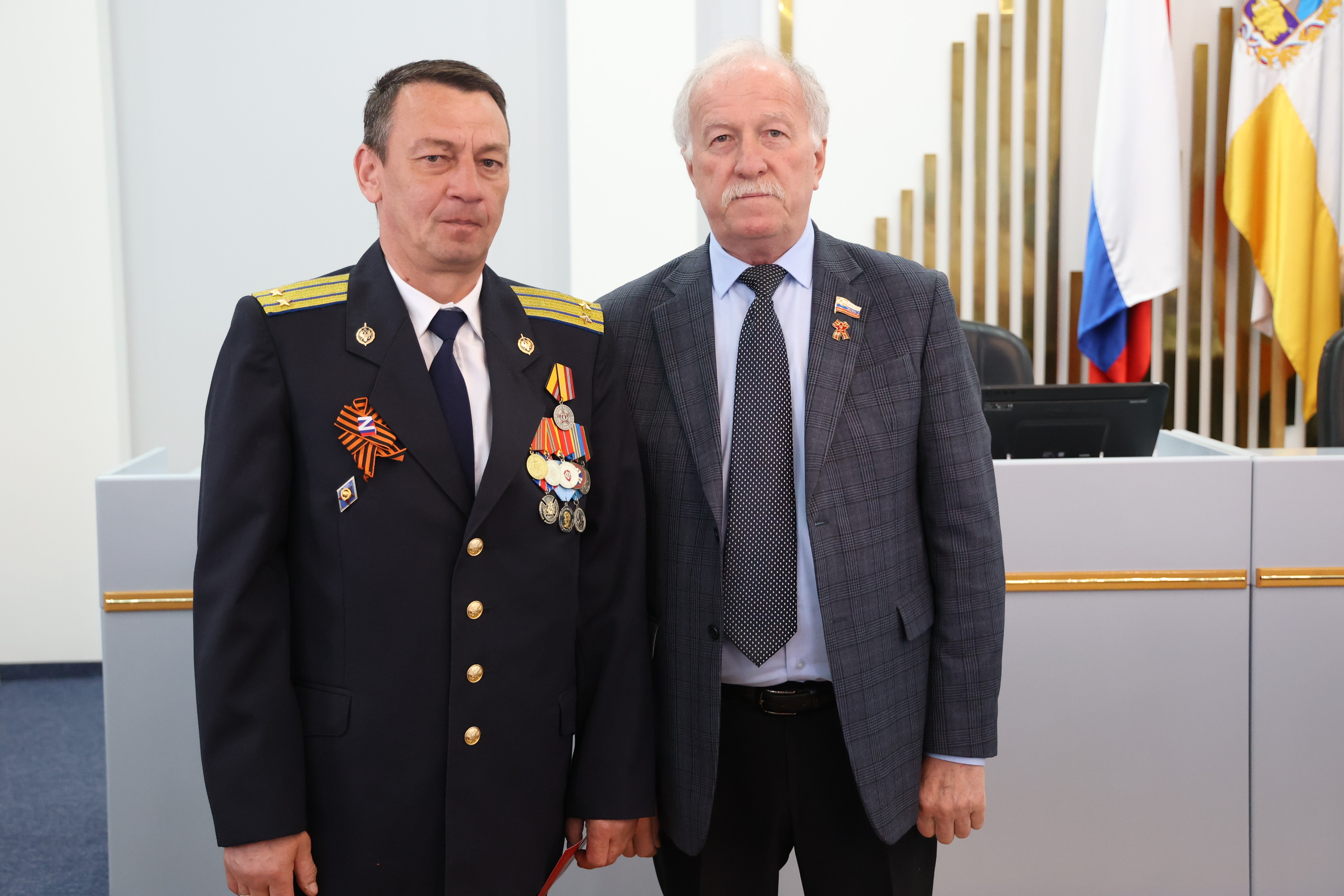 Николай Великдань вручил медали Минобороны РФ представителям добровольческого отряда «Ставрополье»