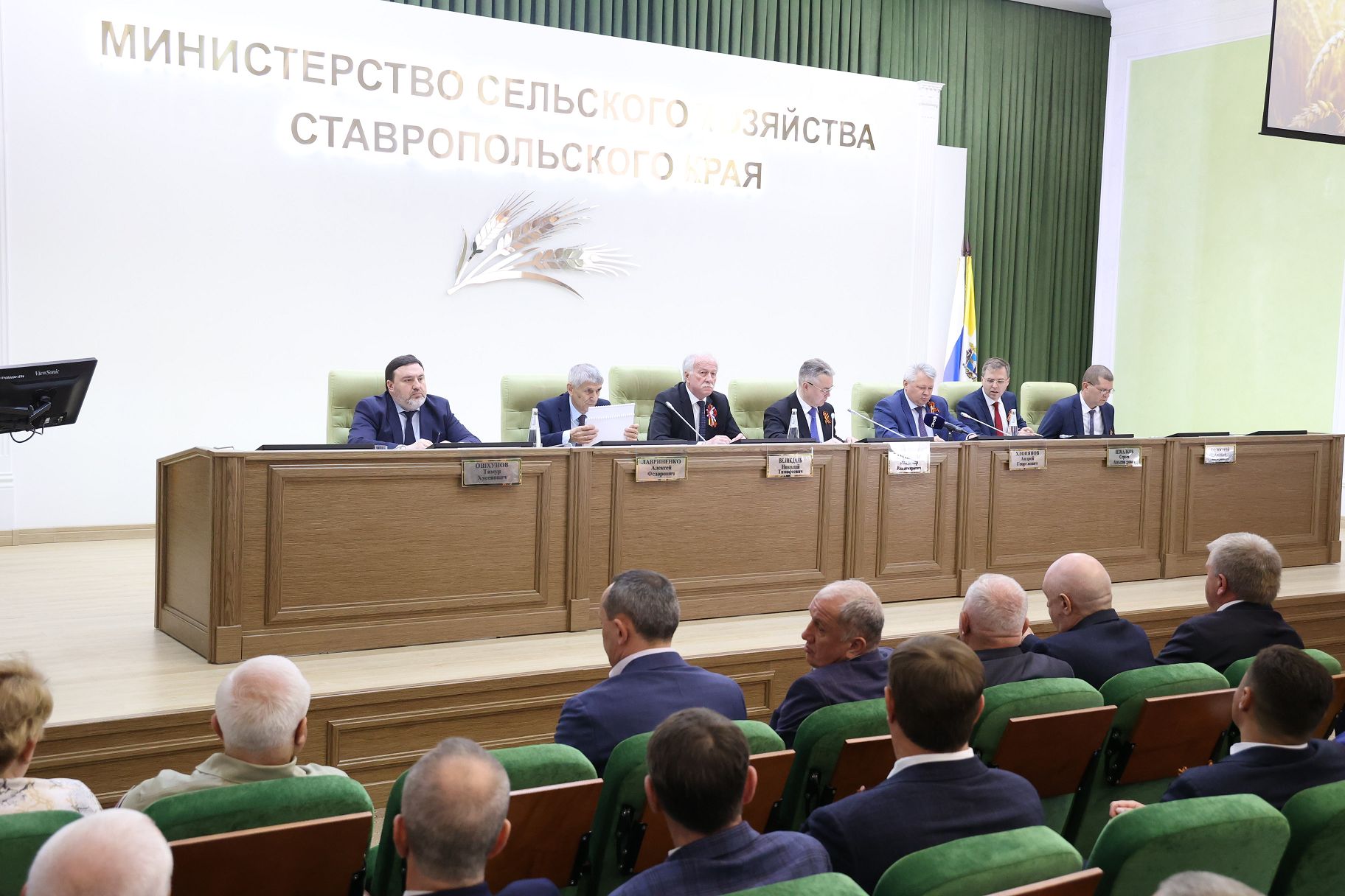 Николай Великдань принял участие в работе штаба по координации сезонных полевых работ в Ставропольском крае