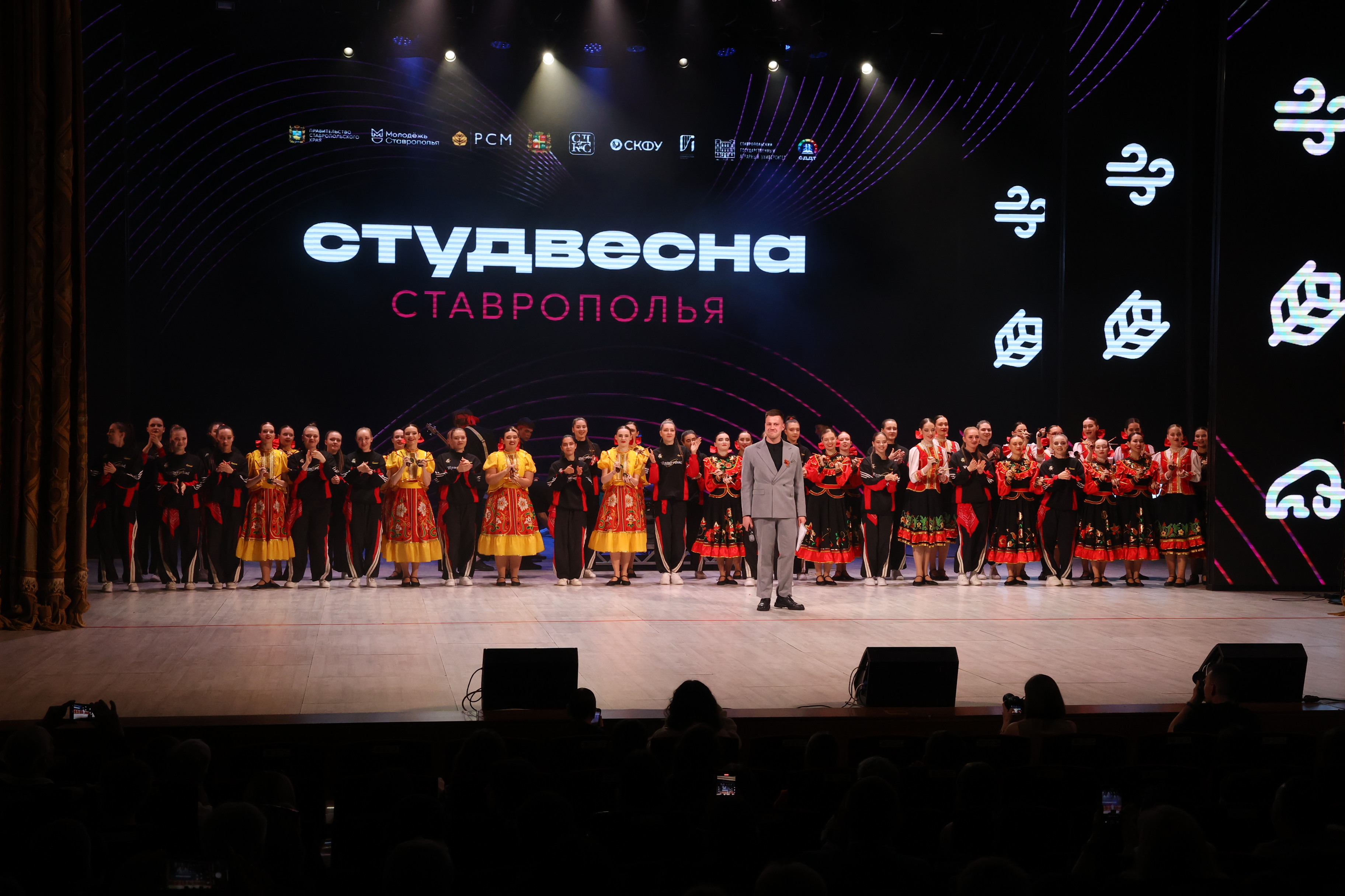 Николай Великдань вручил награды обладателям гран-при «Студенческой весны Ставрополья»