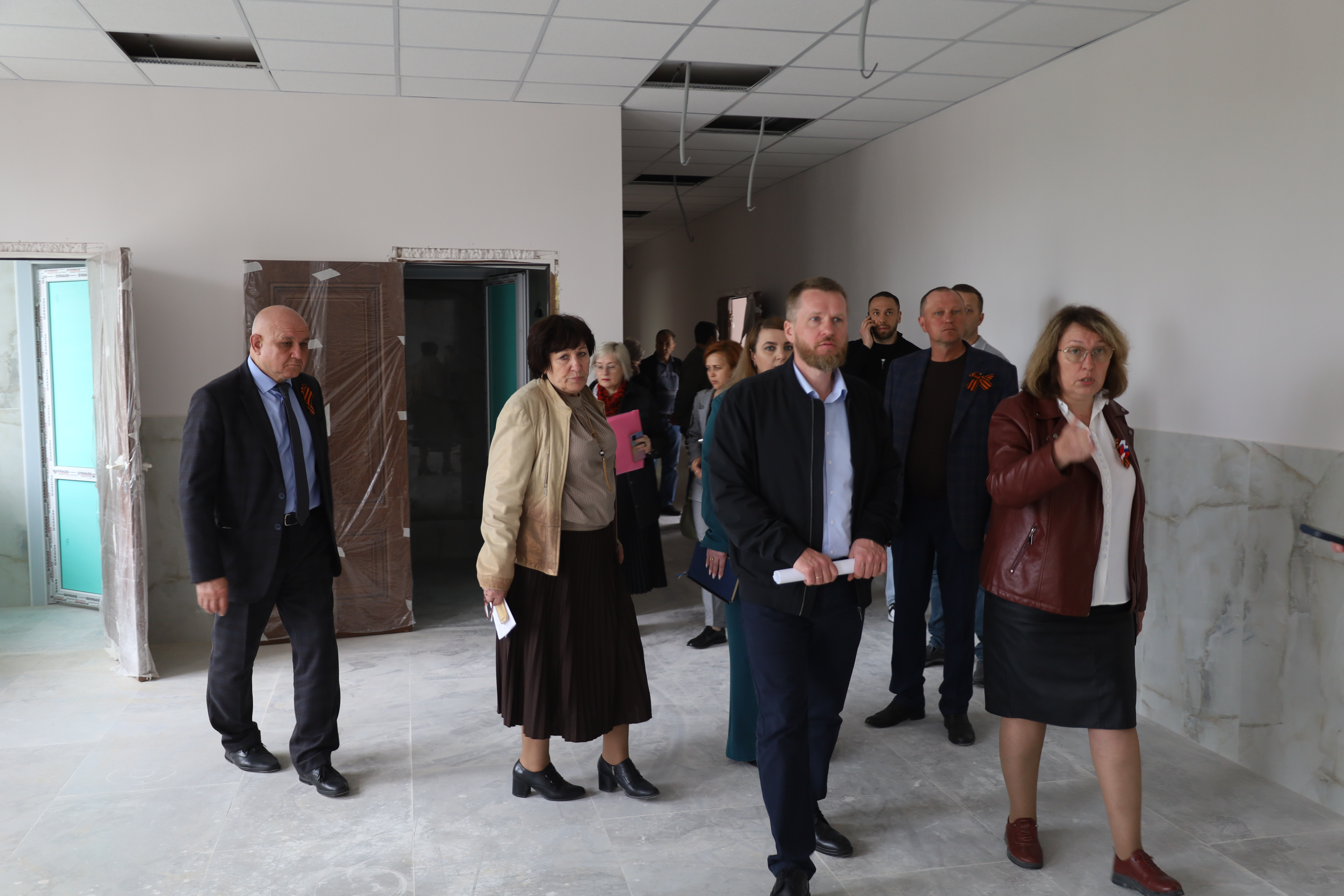 Депутаты профильного комитета проинспектировали работы по капремонту школ в Грачевском и Александровском округах