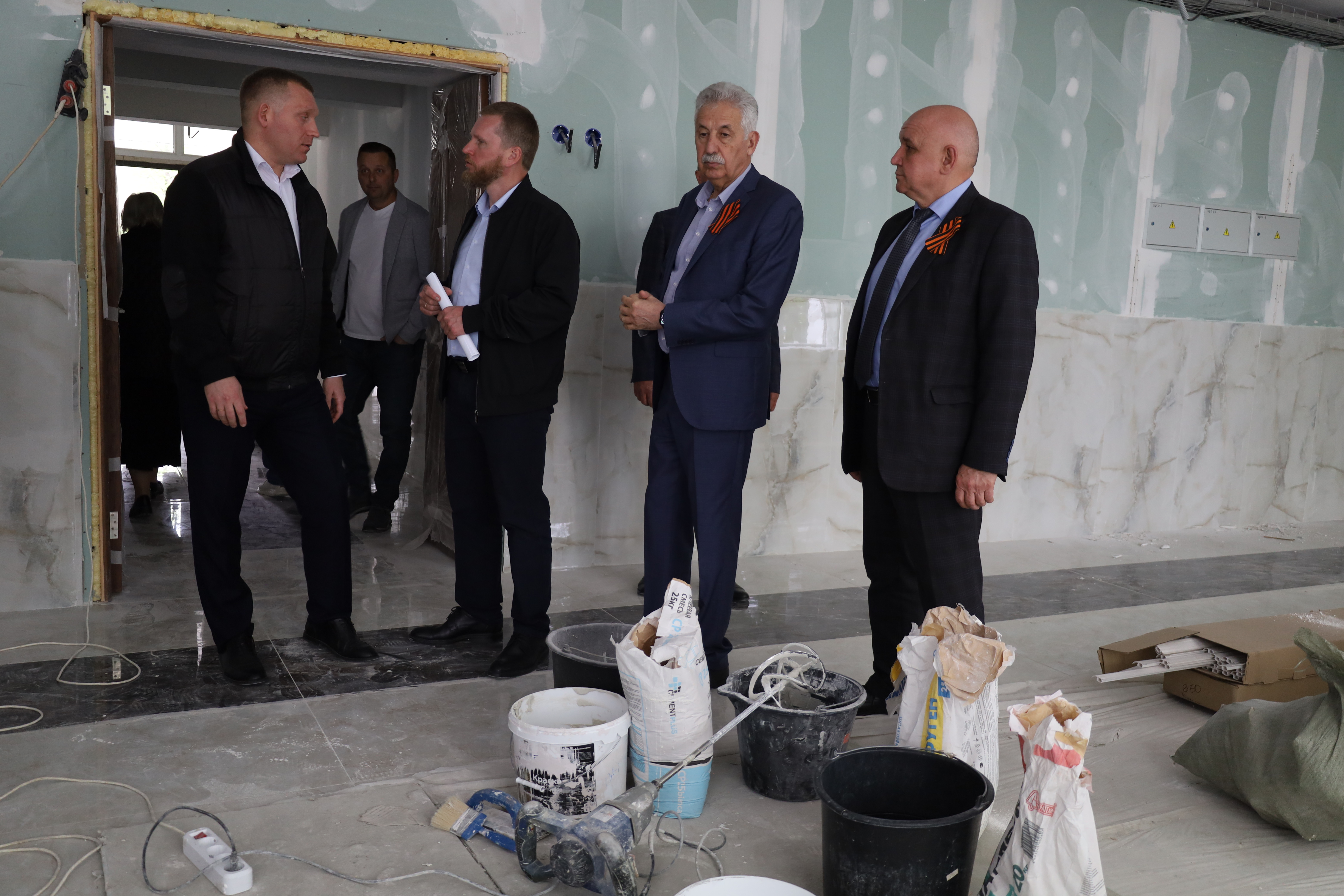 Депутаты профильного комитета проинспектировали работы по капремонту школ в Грачевском и Александровском округах