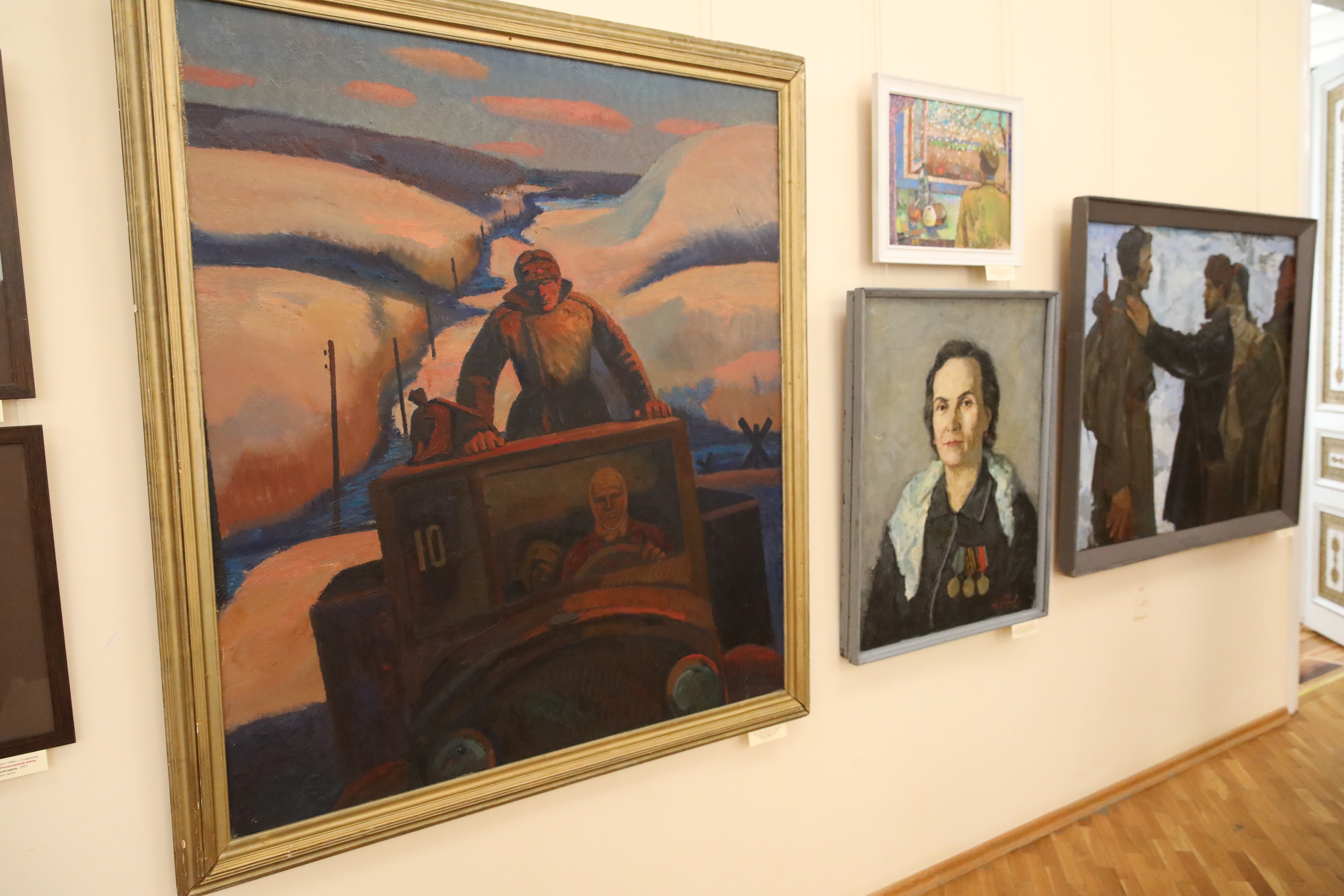 Выставка художественных работ, посвященная юбилею Победы, открылась в Ставрополе
