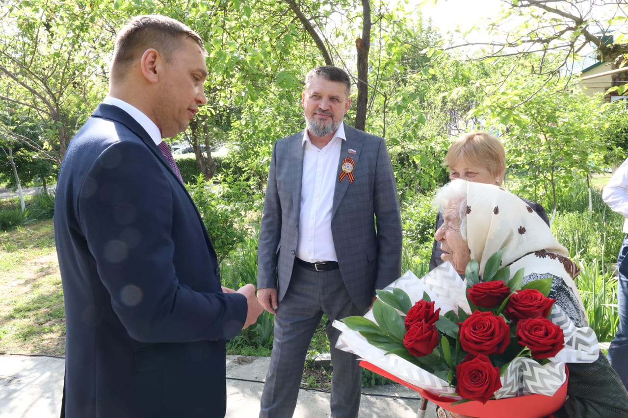 Депутаты поздравили ветеранов Великой Отечественной войны с Днем Победы