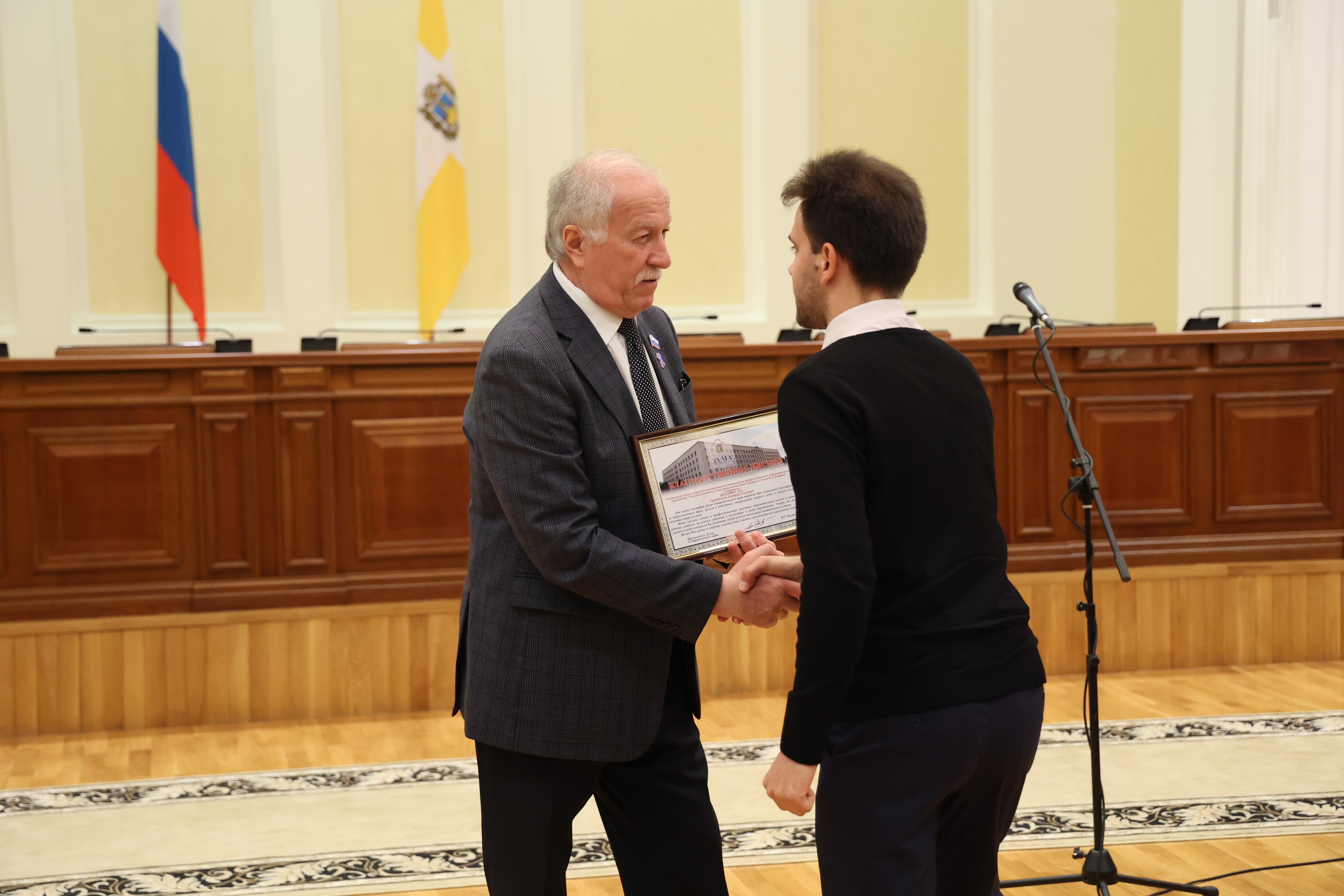 Николай Великдань вручил благодарственные письма Думы края работникам предприятий связи региона
