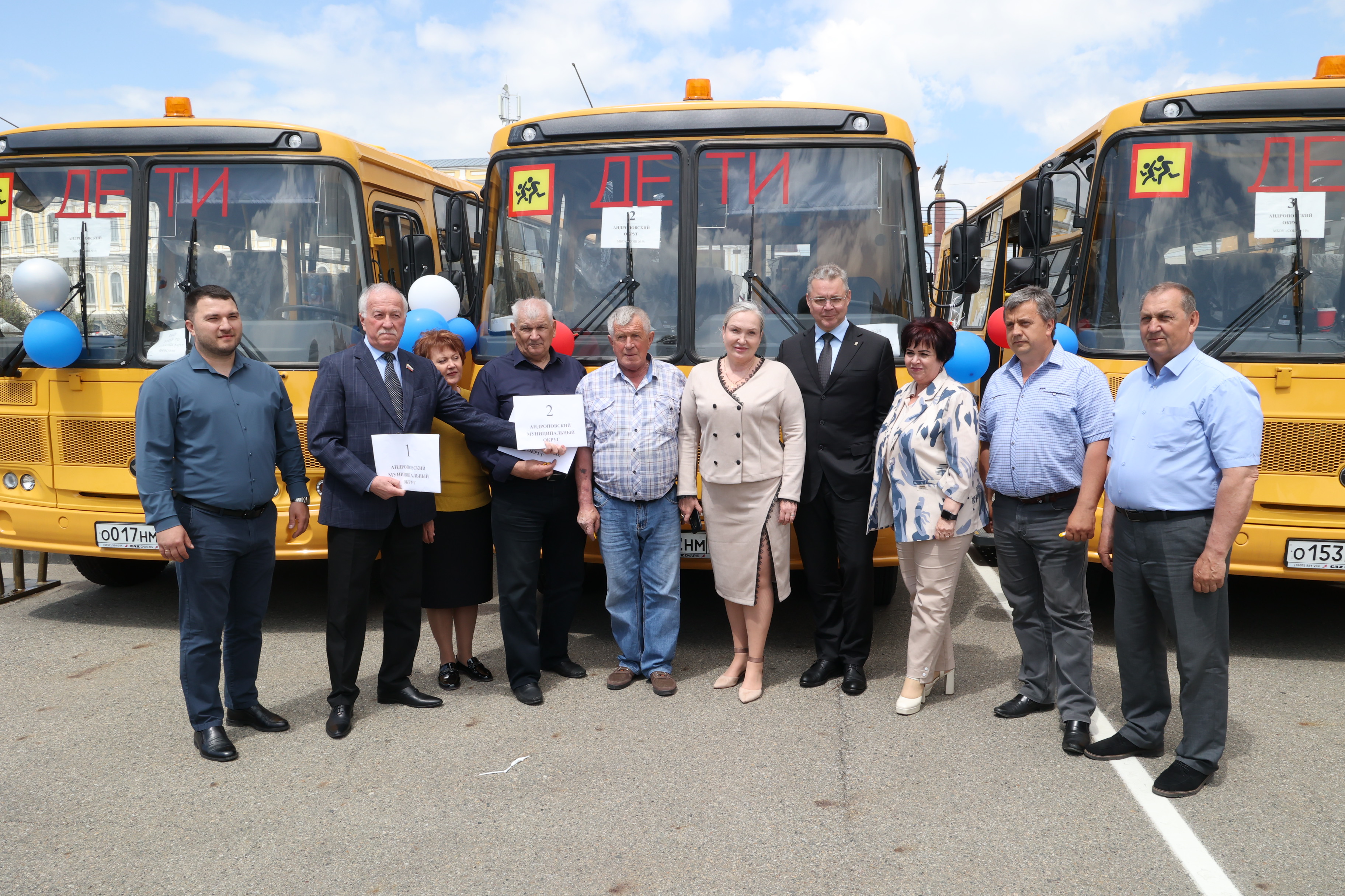 На Ставрополье школам края передан 41 автобус