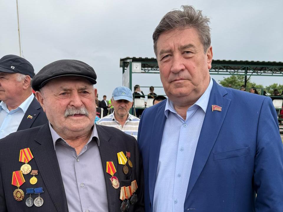 Краевые законодатели поздравили заслуженного ветерана труда