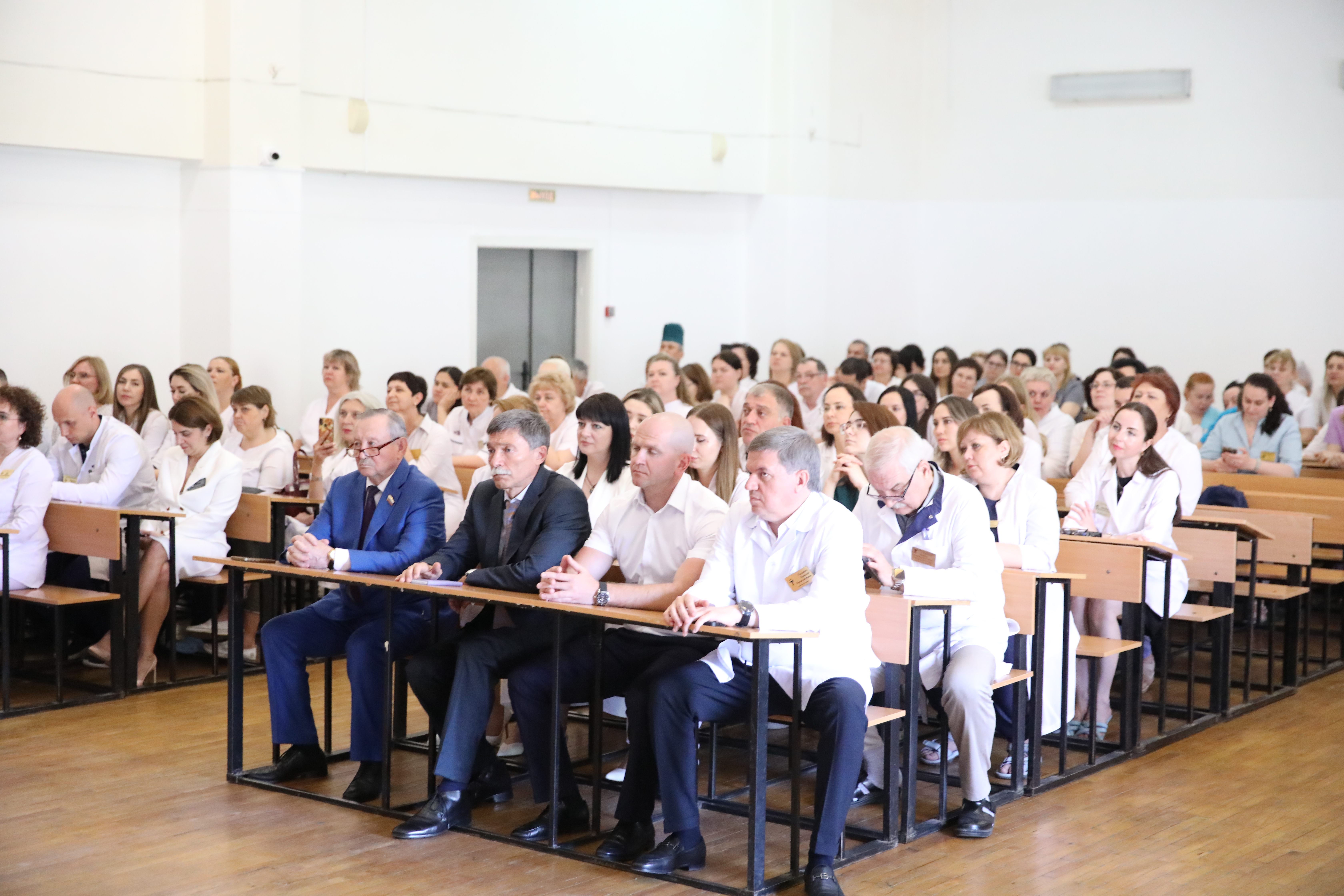 Краевые депутаты поздравили медиков Ставрополья с профессиональным праздником
