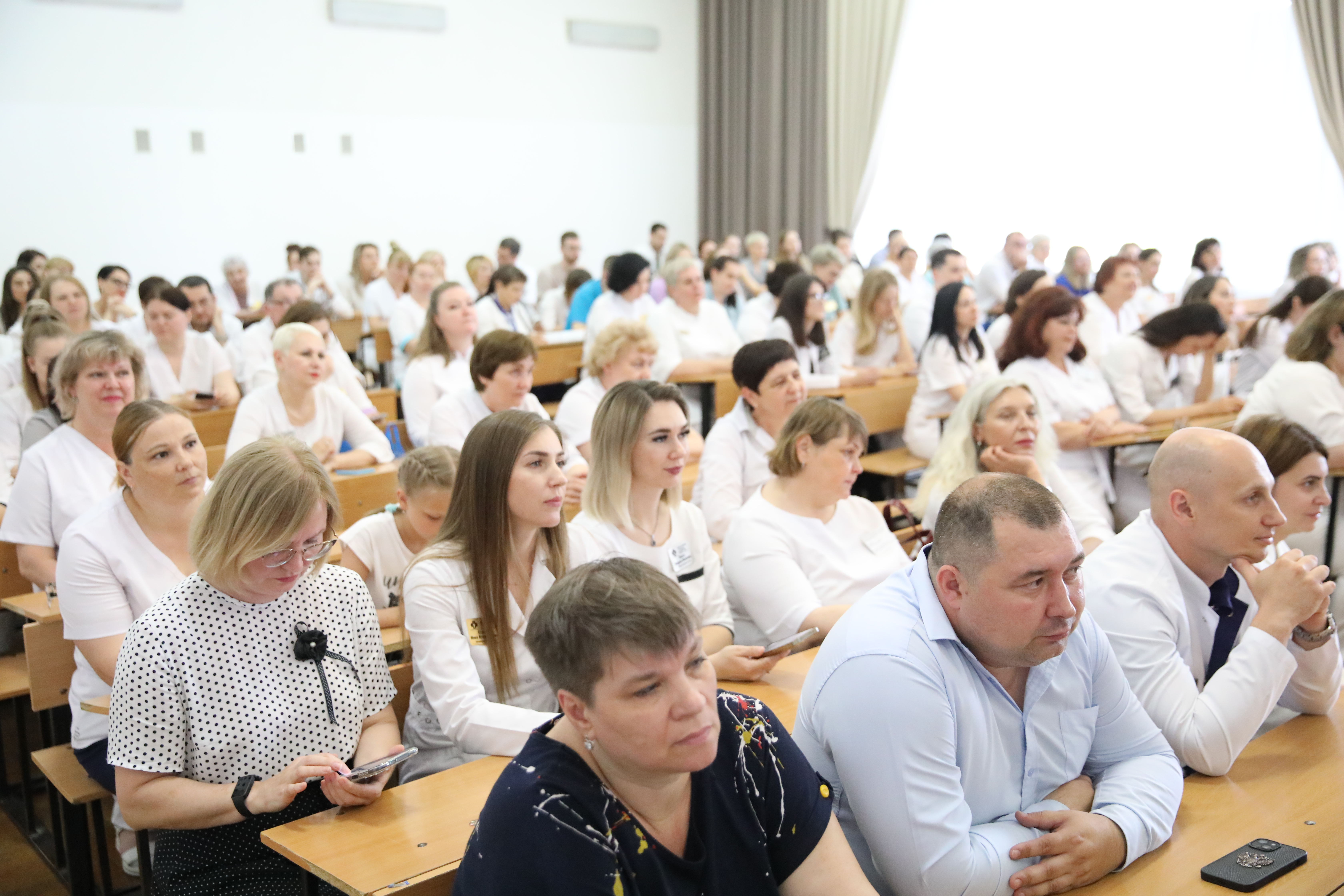 Краевые депутаты поздравили медиков Ставрополья с профессиональным праздником