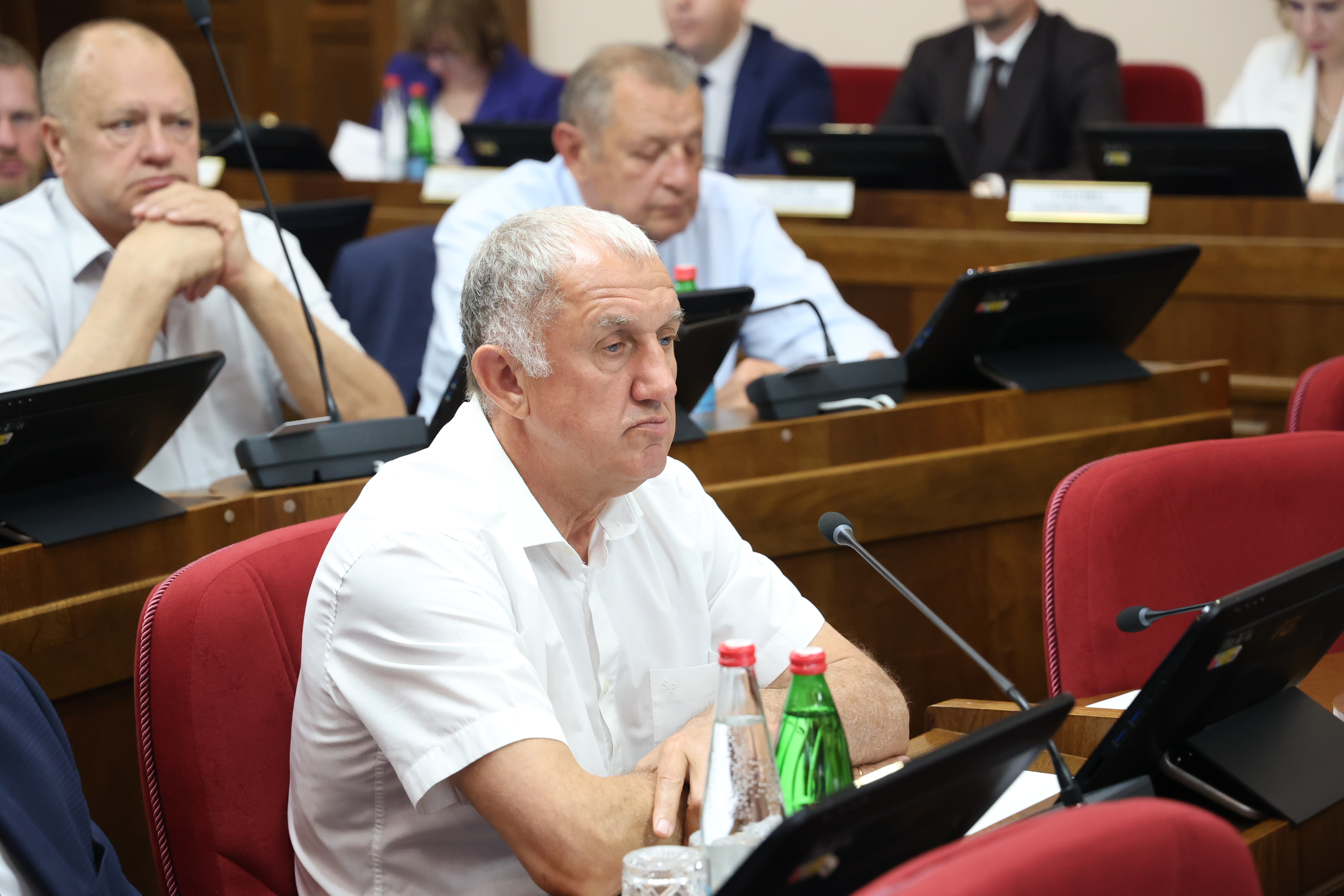 Депутаты поддержали инициативу Губернатора об увеличении числа награждаемых пар медалью «За сохранение семейных ценностей»