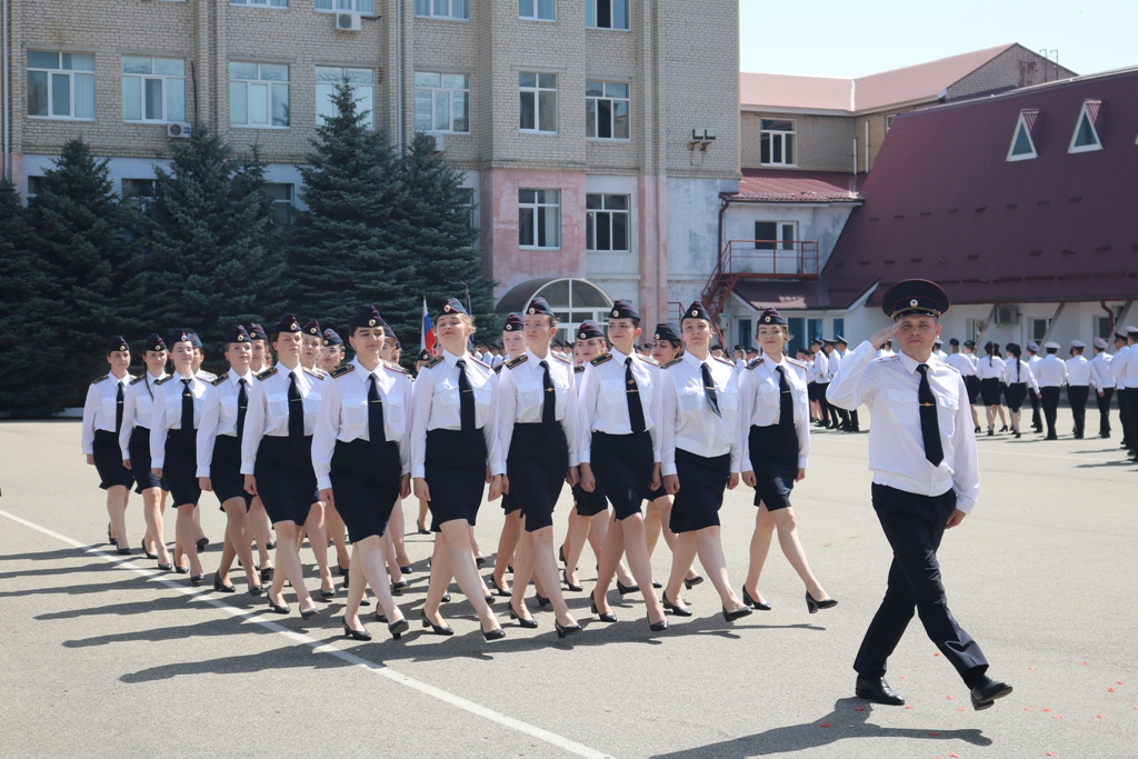Краевые депутаты поздравили выпускников ставропольского филиала Краснодарского университета МВД России