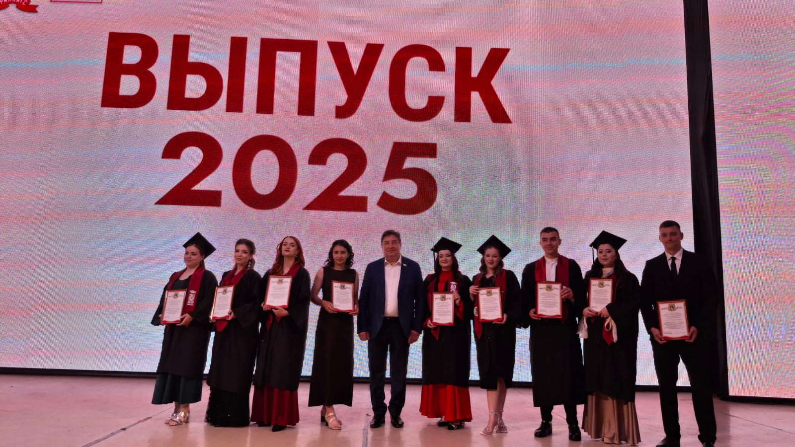 Виктор Гончаров принял участие в церемонии вручения дипломов выпускникам Ставропольского филиала Российской академии народного хозяйства и государственной службы при Президенте РФ