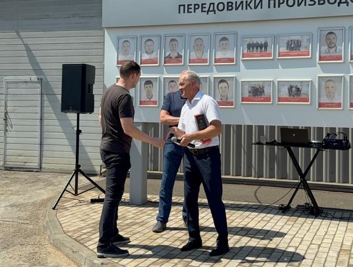 Депутаты Думы Ставрополья поздравили коллектив невинномысского завода с профессиональным праздником