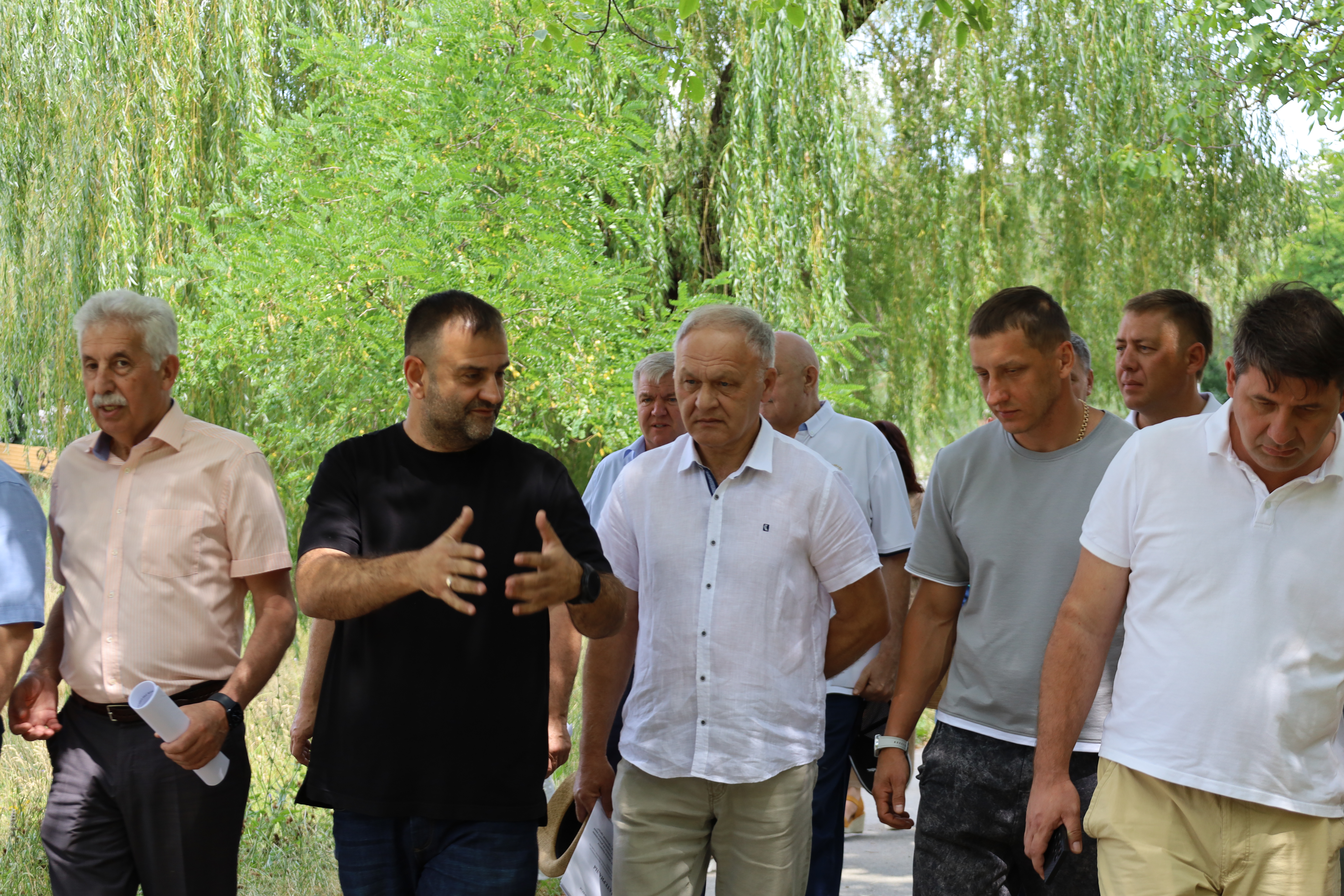 Депутаты осмотрели ход благоустройства парка и сквера в Железноводске