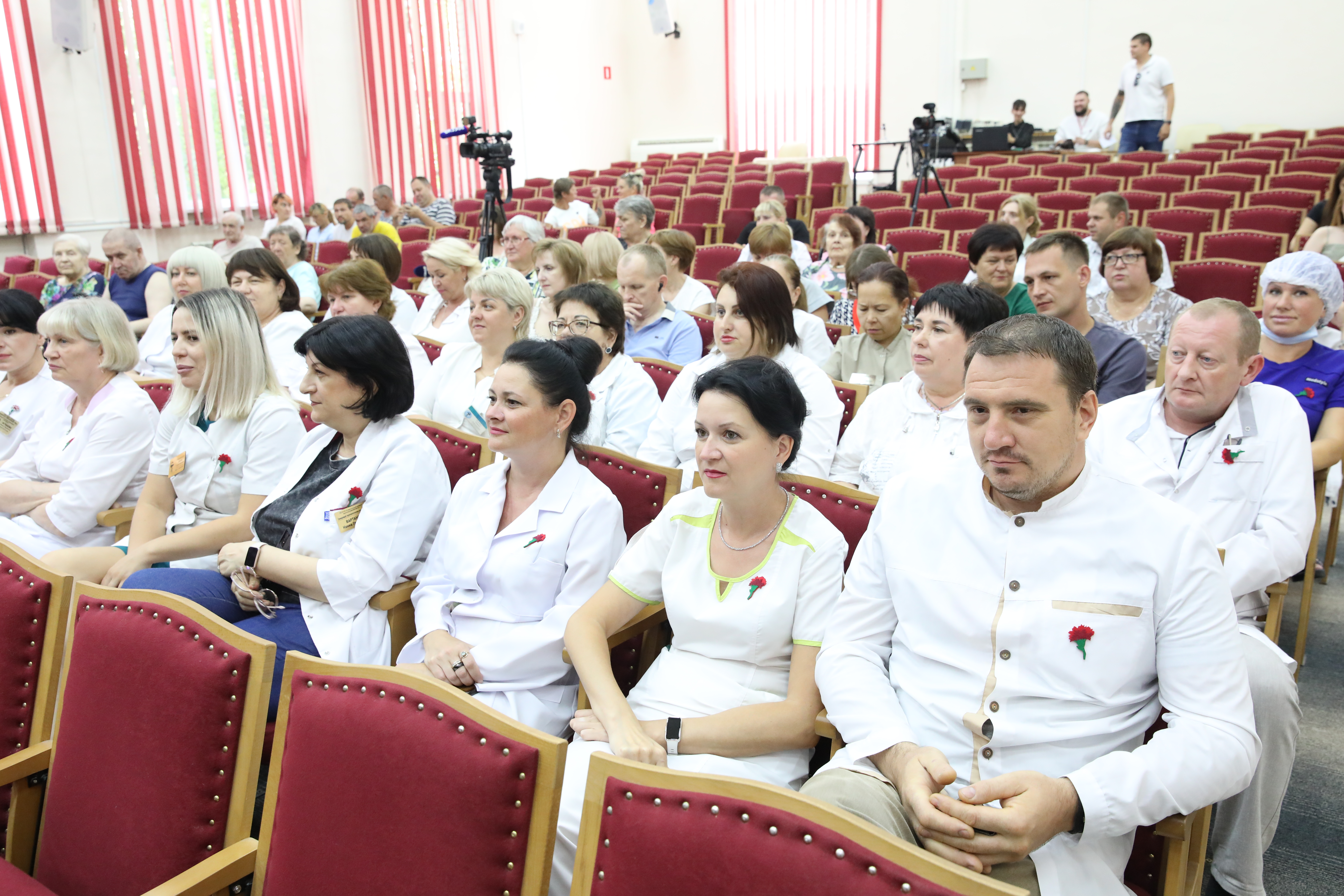 В Ставропольском краевом геронтологическом центре появилась уникальная установка для лечения болей в спине