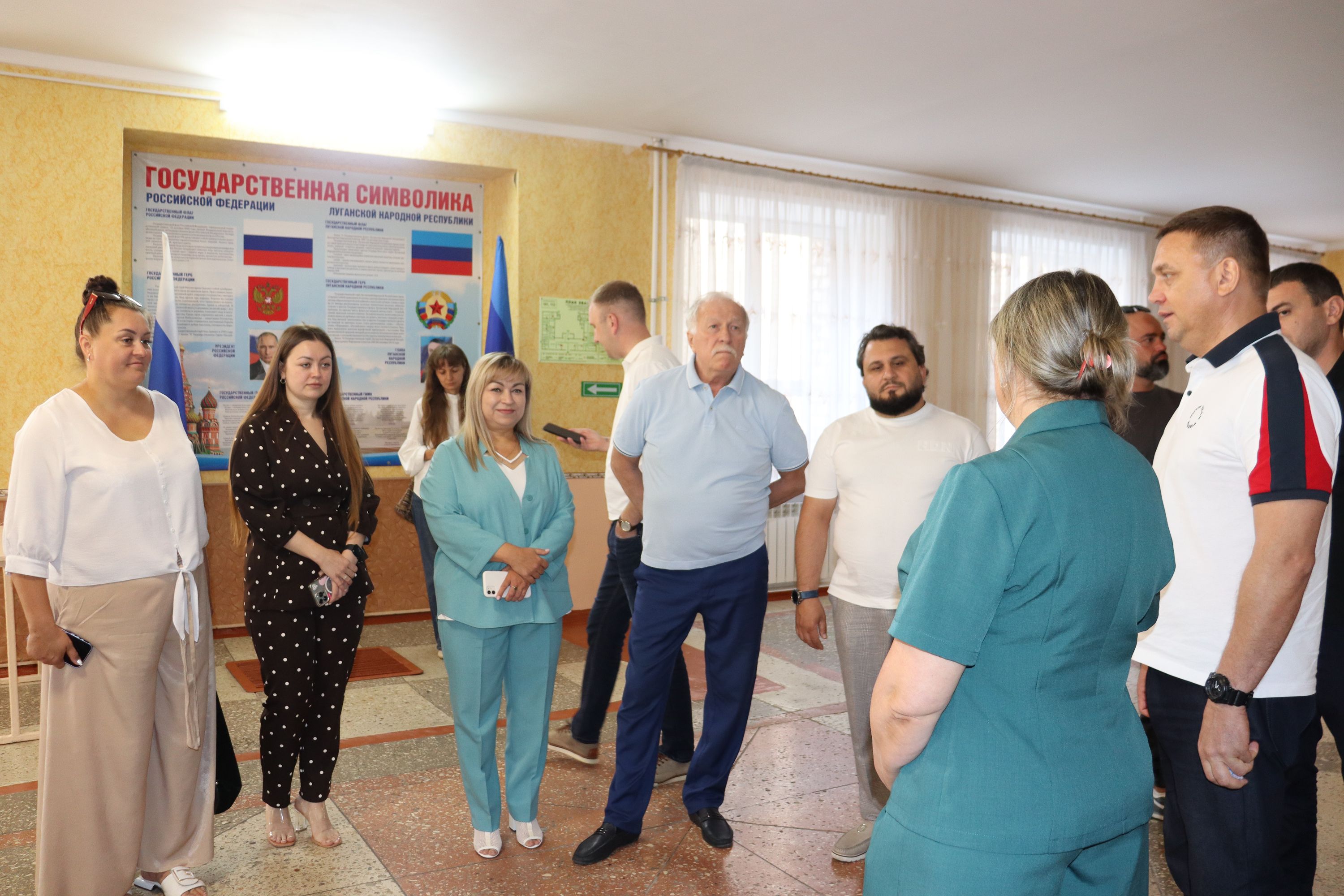 Депутаты Думы Ставрополья провели акцию «Собери ребенка в школу» для первоклассников ЛНР