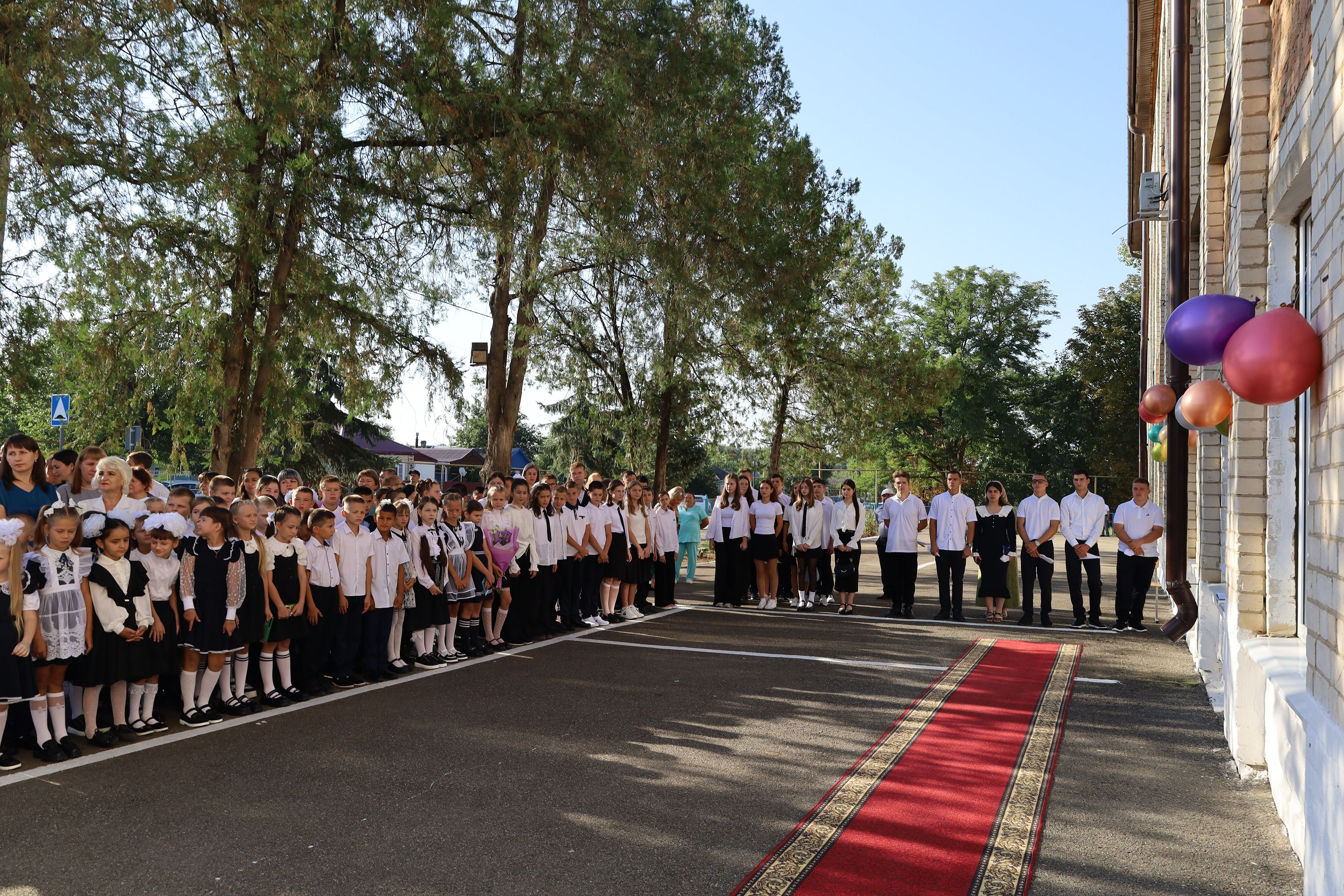 Николай Великдань поздравил с Днем знаний учеников школы села Подлесного