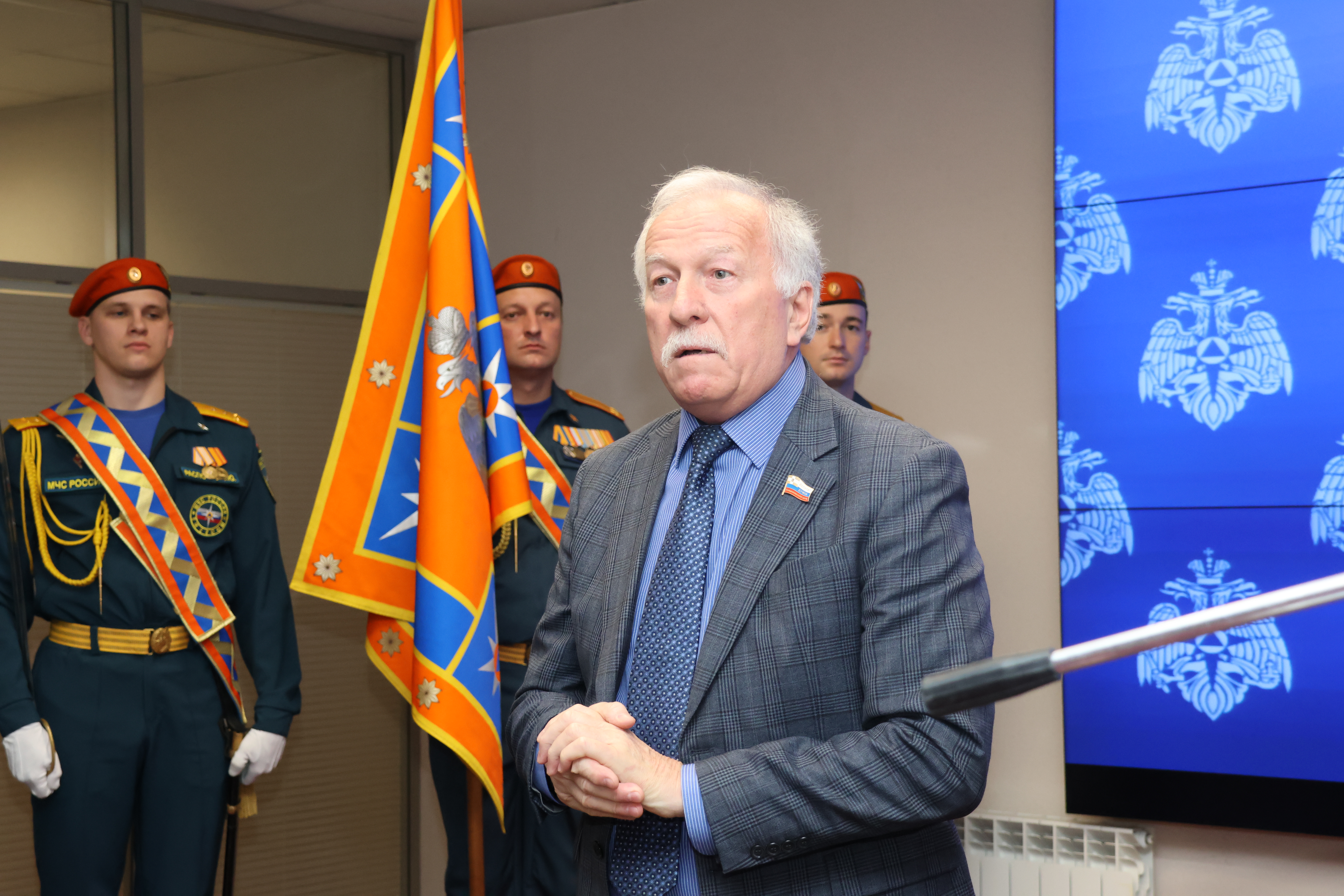 Николай Великдань поблагодарил за службу руководителя управления МЧС по Ставропольскому краю Владимира Кия