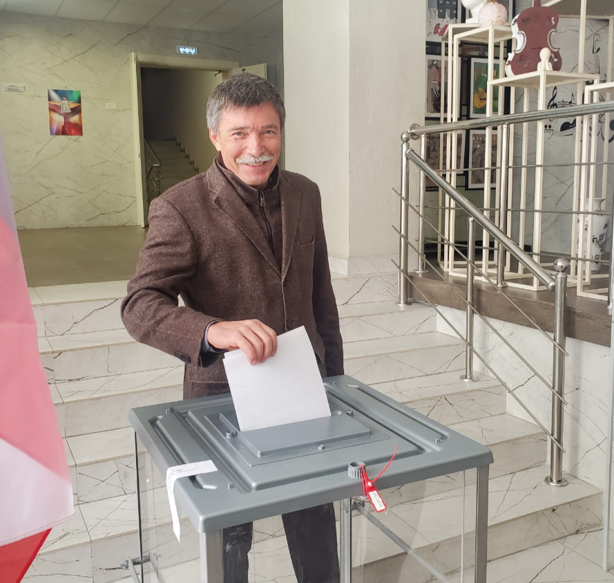 Депутаты Думы края участвуют в голосовании на Ставрополье
